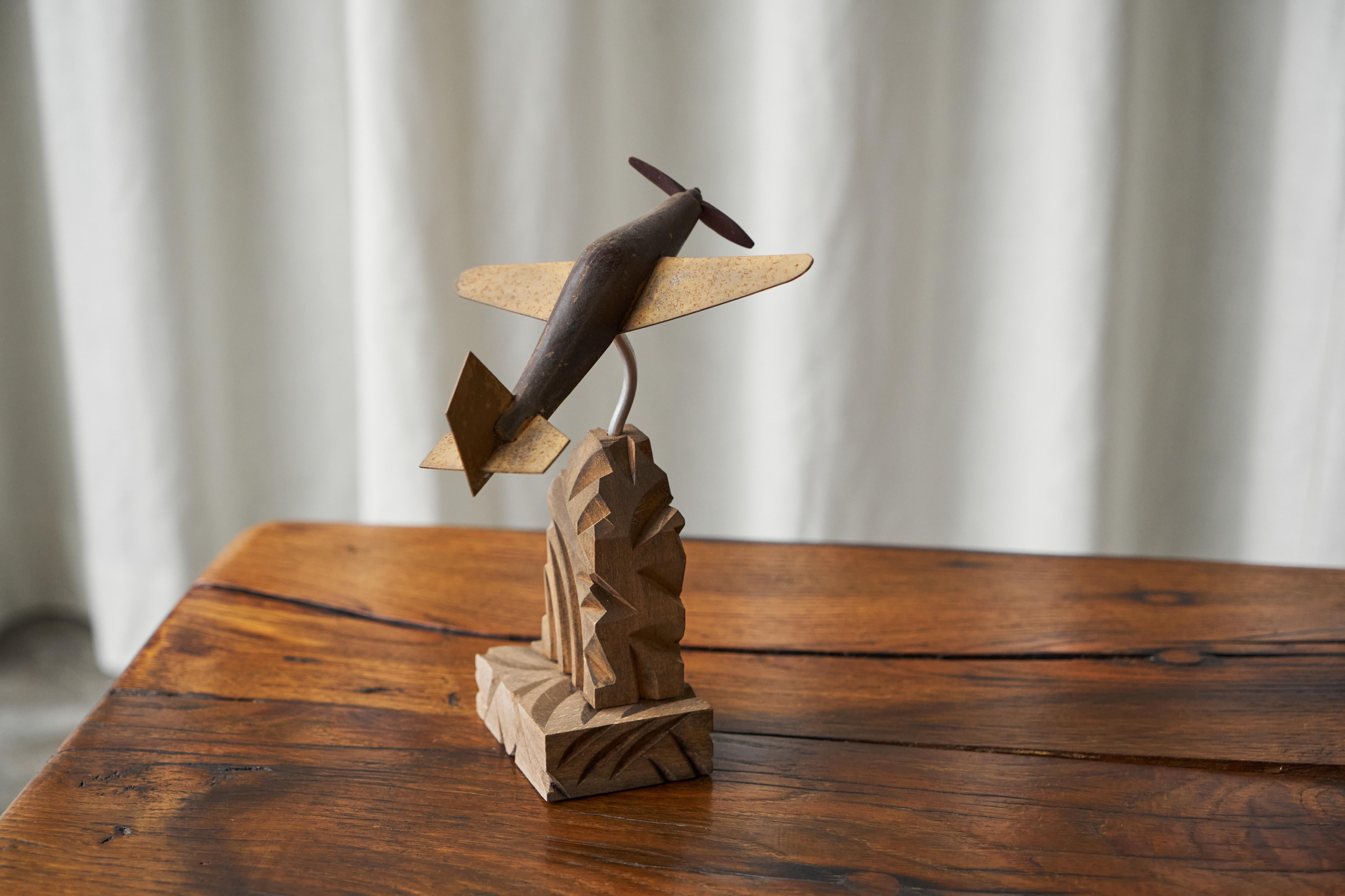 Art Deco Propellerflugzeug aus geschnitztem Holz und Metall (20. Jahrhundert) im Angebot