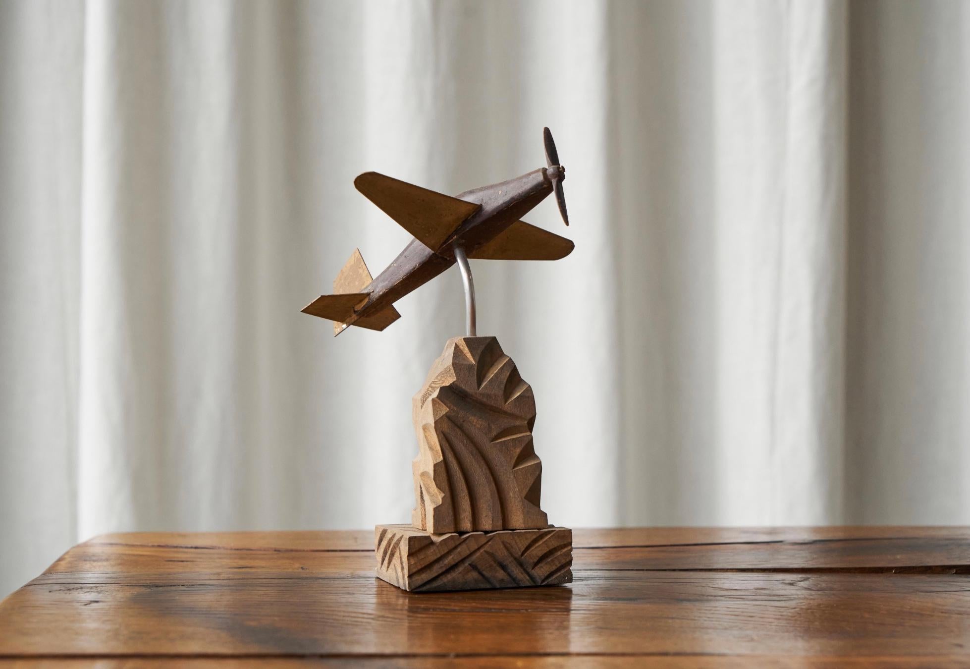 20ième siècle Avion à hélice Art Déco en bois sculpté et métal en vente