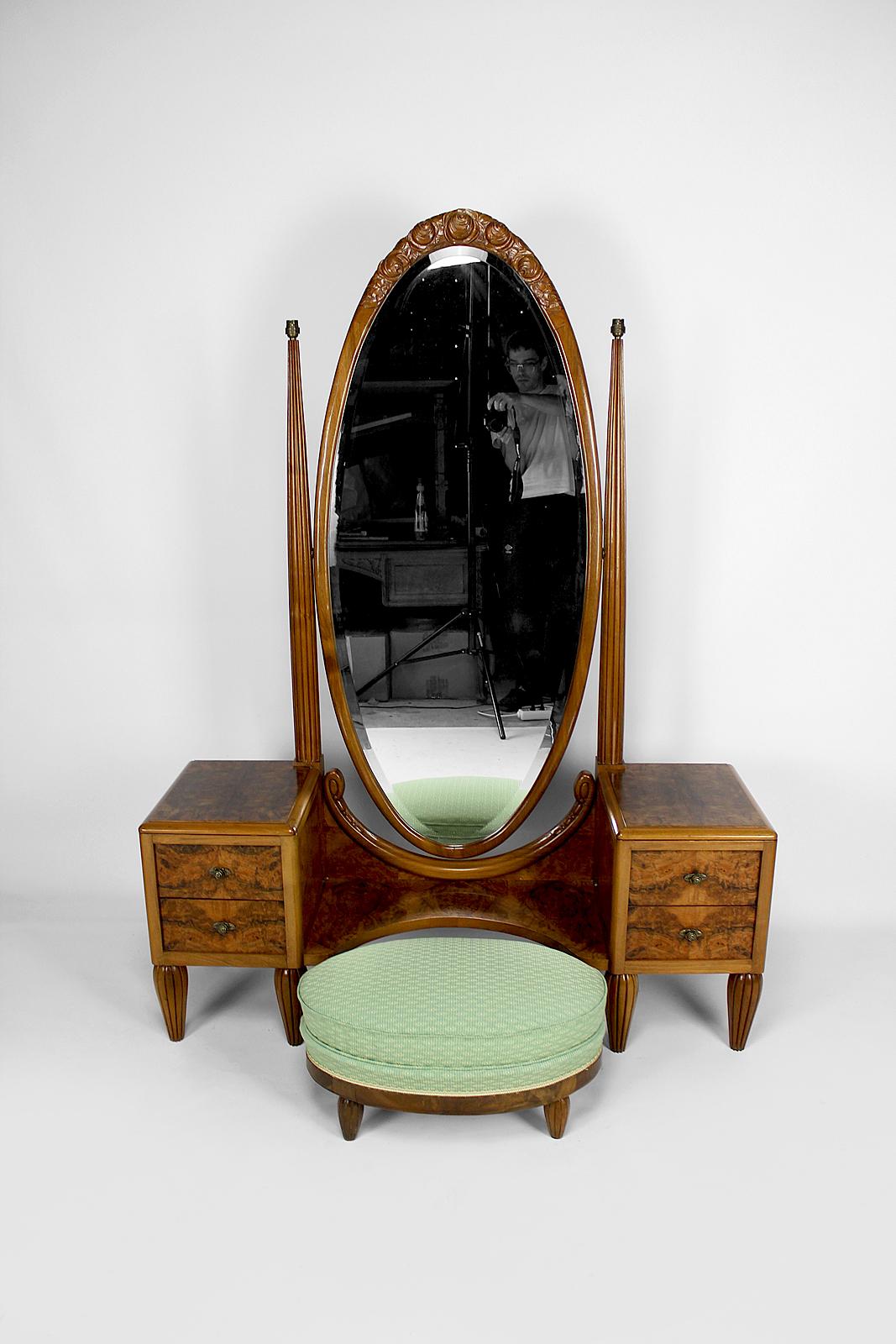 Superb Gauthier-Poinsignon dressing table in burr walnut and walnut, accompanied by its pouf/footrest.

The dressing table consists of a large pivoting beveled oval mirror (tain OK), 2 tapered columns ending in 2 lights (electricity redone), and 4
