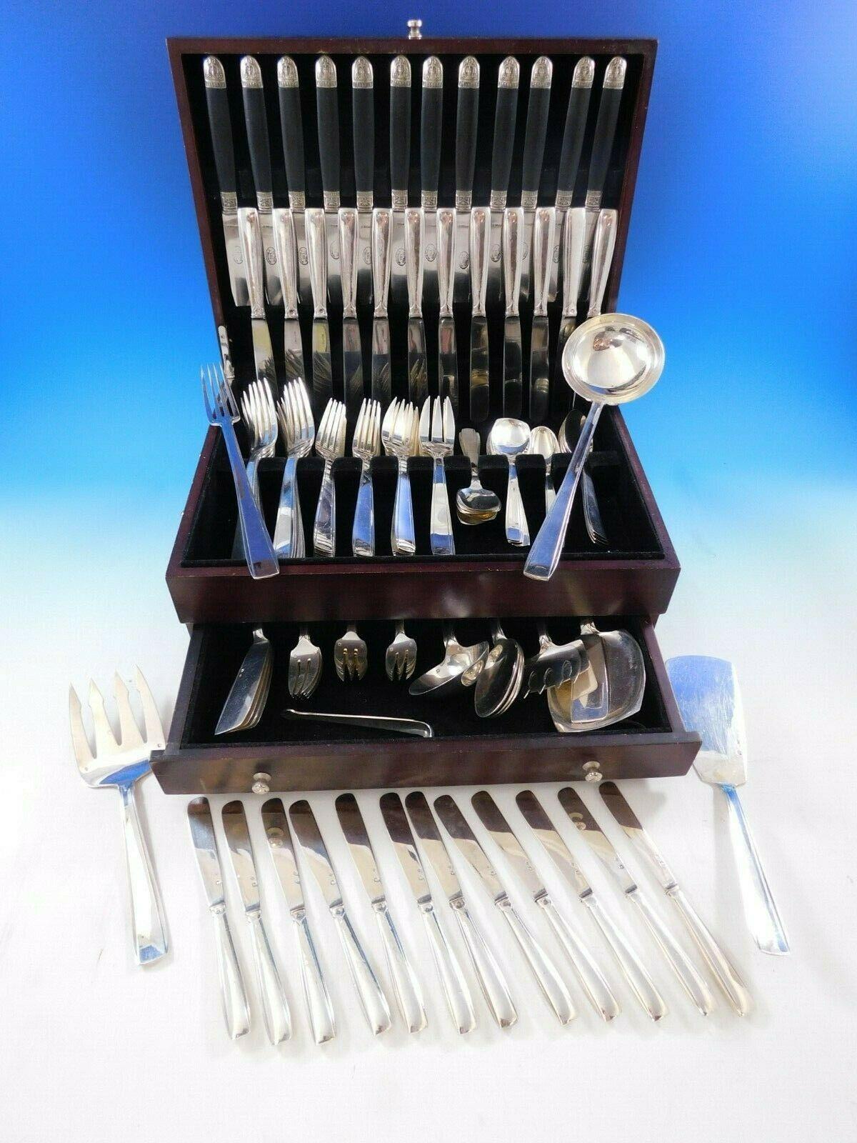 Excepcional juego de cubiertos Art Déco Puiforcat de plata de ley 950, 125 piezas. Este juego incluye:

12 cuchillos de mesa, 10