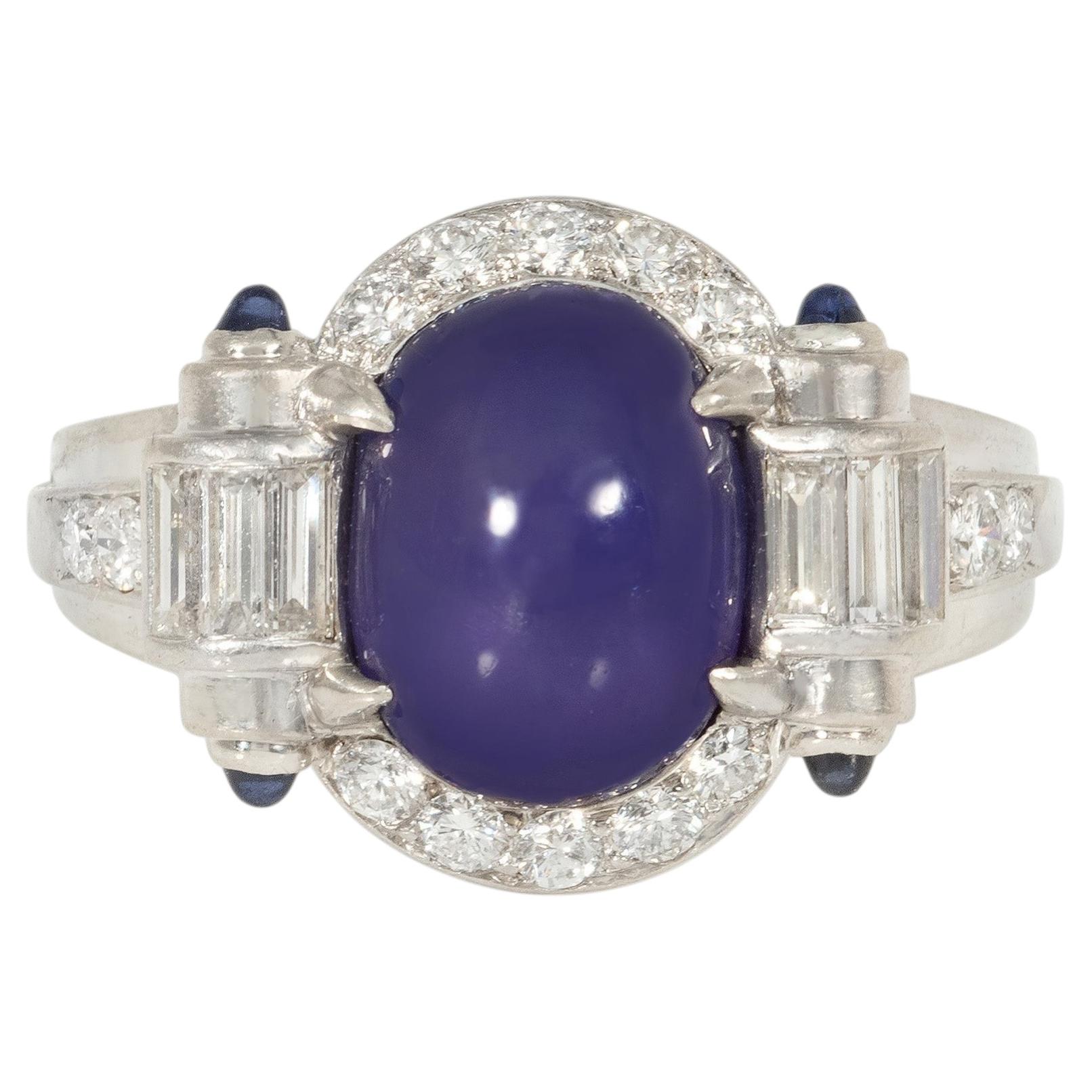 Art-Déco-Ring mit violettem Sternsaphir und Diamanten im Cluster-Design