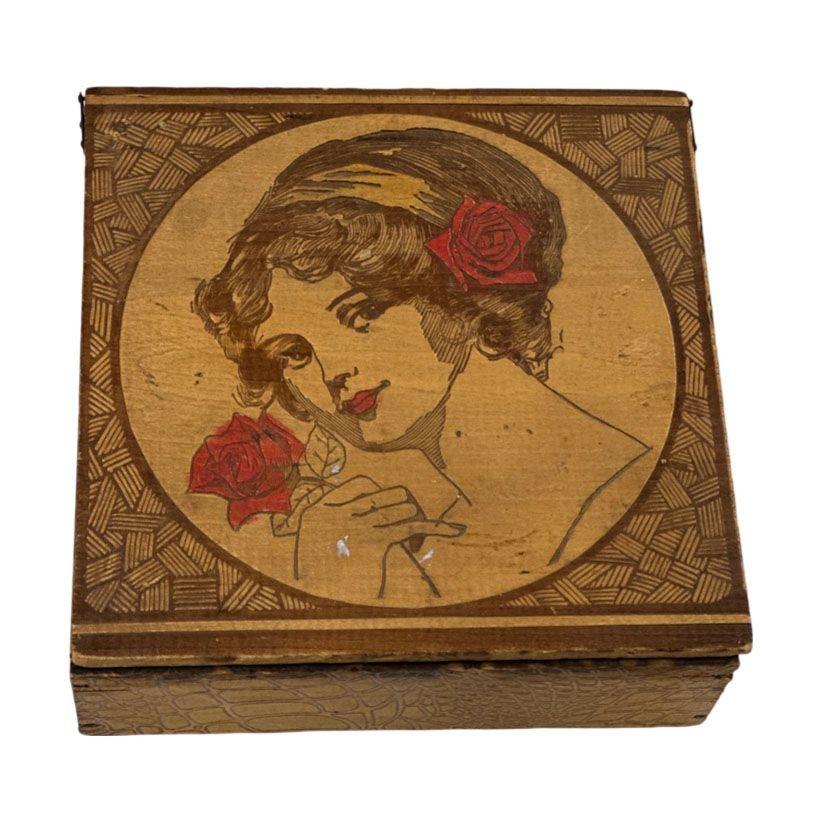 Art Deco Pyrographie Schnitzerei Kleines Wundermädchen Mädchen mit Blumen Zigarrenschachtel (amerikanisch) im Angebot