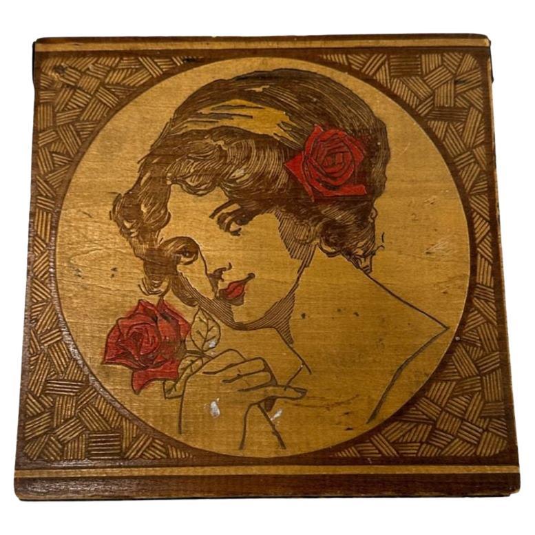 Art Deco Pyrographie Schnitzerei Kleines Wundermädchen Mädchen mit Blumen Zigarrenschachtel im Angebot