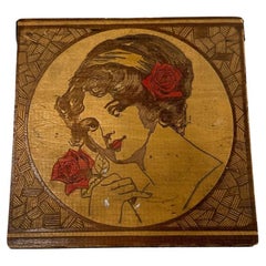 Art Deco Pyrographie Schnitzerei Kleines Wundermädchen Mädchen mit Blumen Zigarrenschachtel