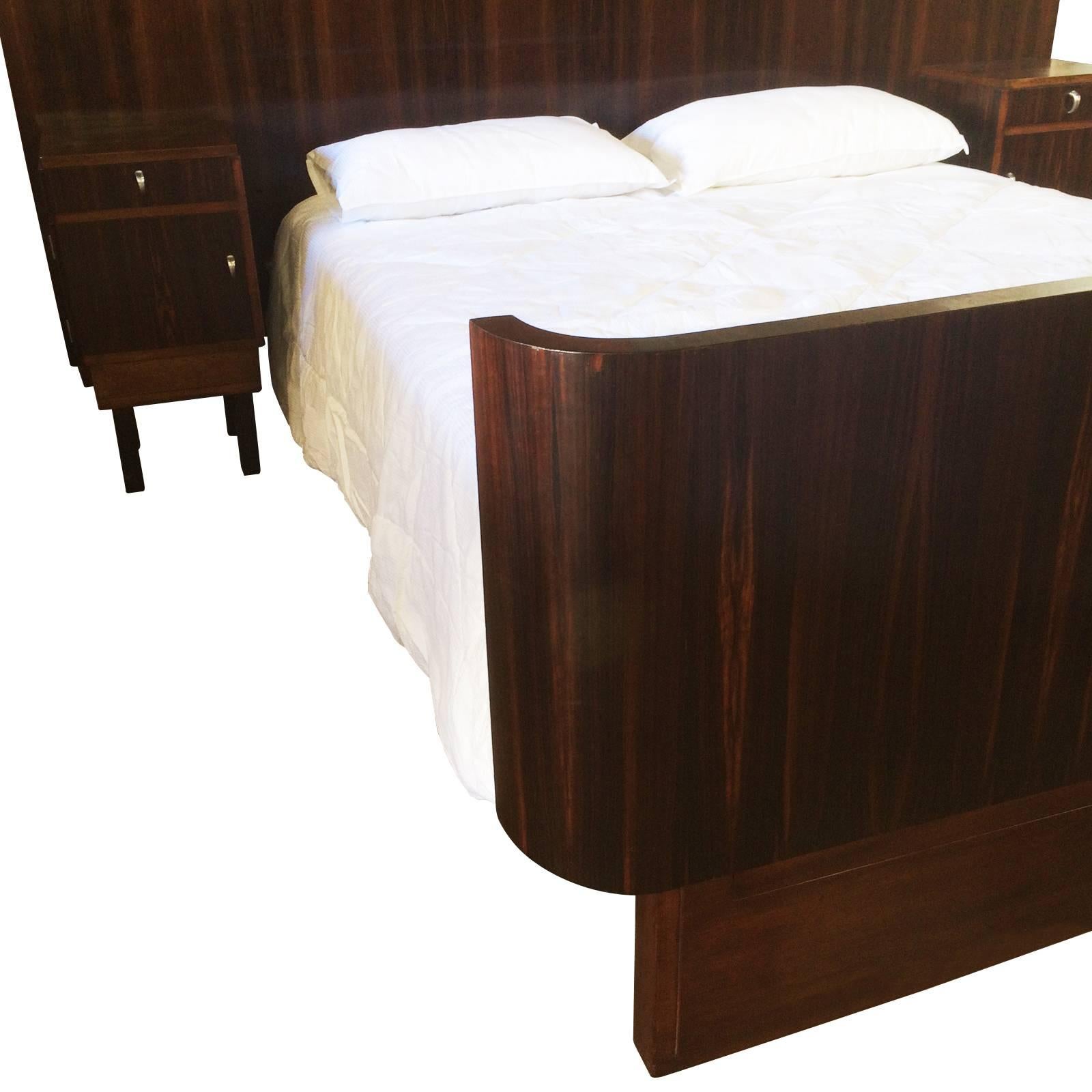 Art Deco Queen-Size Bed and Bedside Tables in Macassar Wood For Sale 1