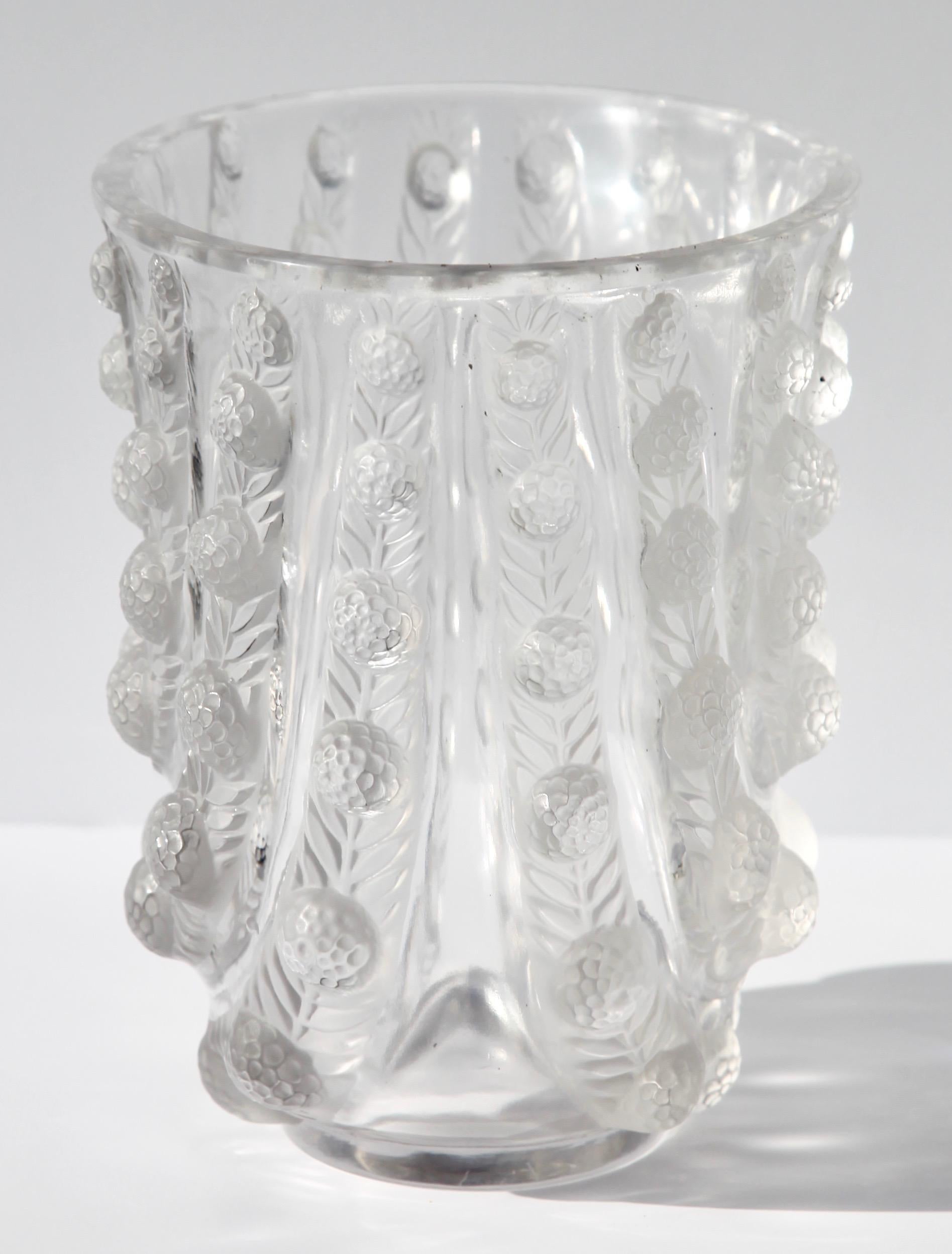Art Deco R. Lalique Vichy Vase,  Graduating Wavy Leaf Design Clear and Frosted In Good Condition In Verviers, BE