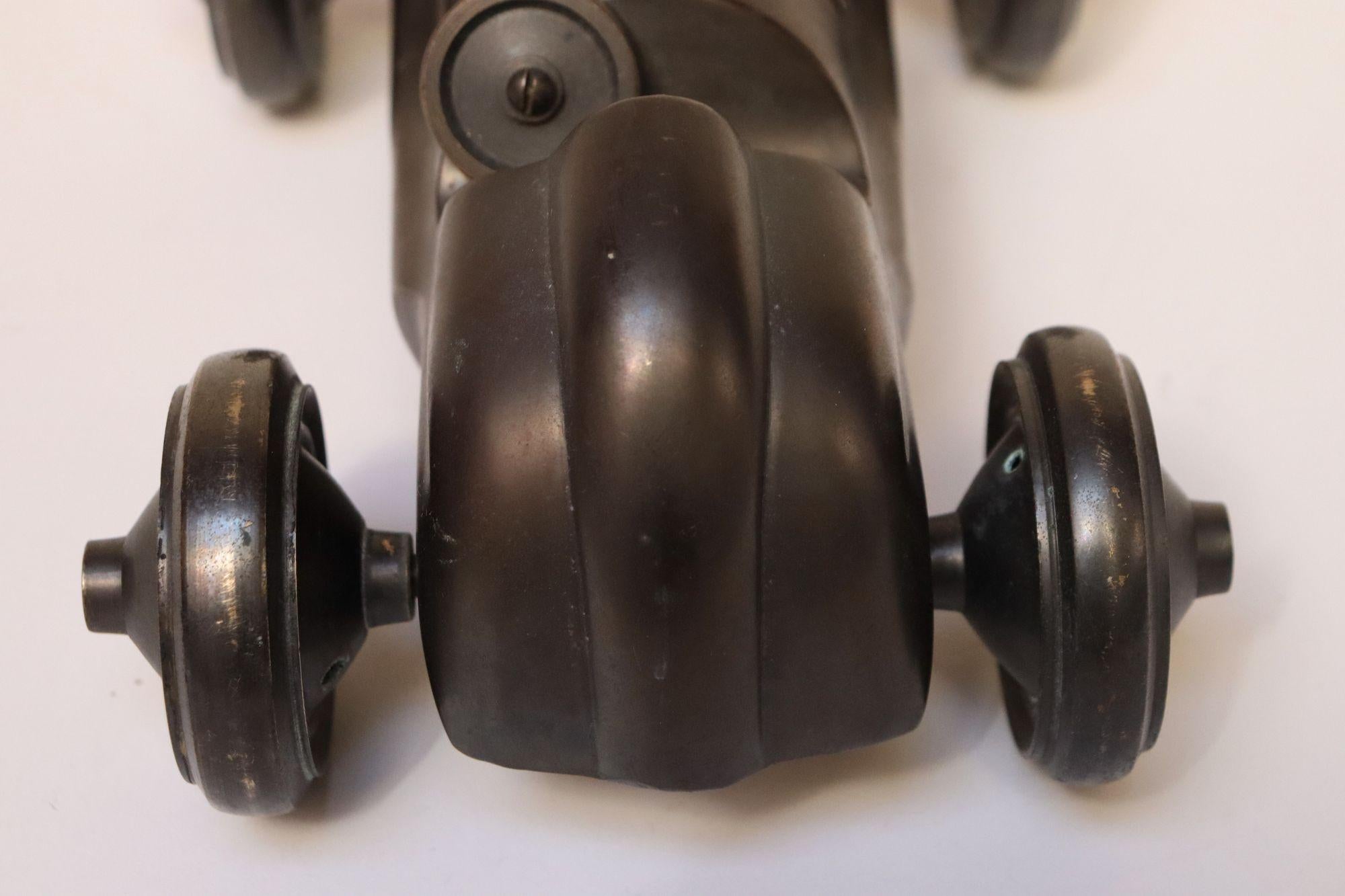Art Deco Race Car Roadster Model / Presse-papiers en bronze coulé en vente 4