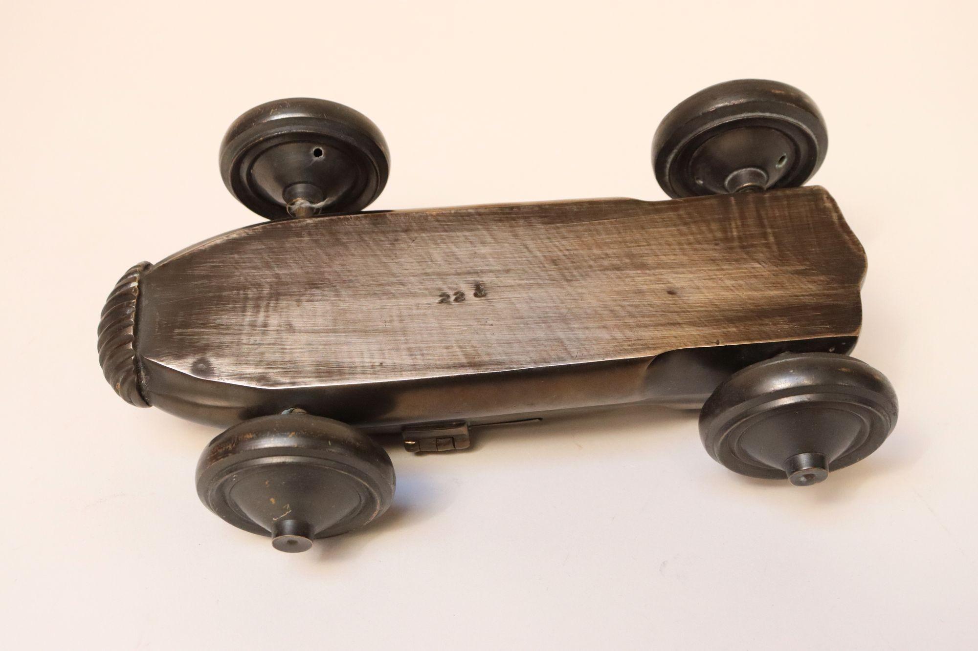Milieu du XXe siècle Art Deco Race Car Roadster Model / Presse-papiers en bronze coulé en vente