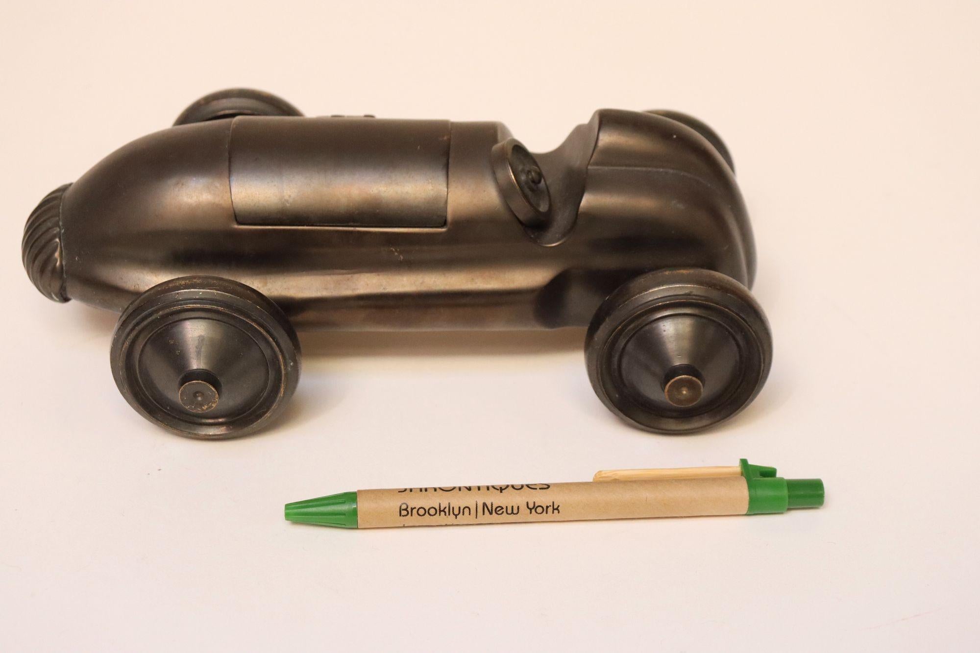 Bronze Art Deco Race Car Roadster Model / Presse-papiers en bronze coulé en vente