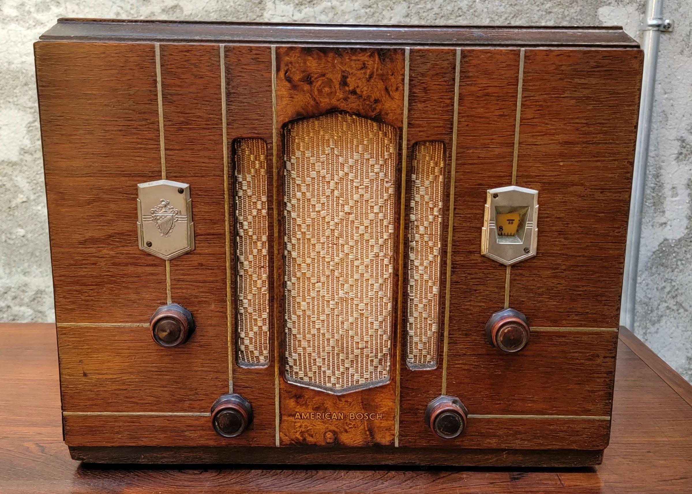 Radio AM classique Art Déco par United American Bosch (Magnito Corporation) Springfield Mass. circa. 1935. Restauré dans son état de fonctionnement d'origine.