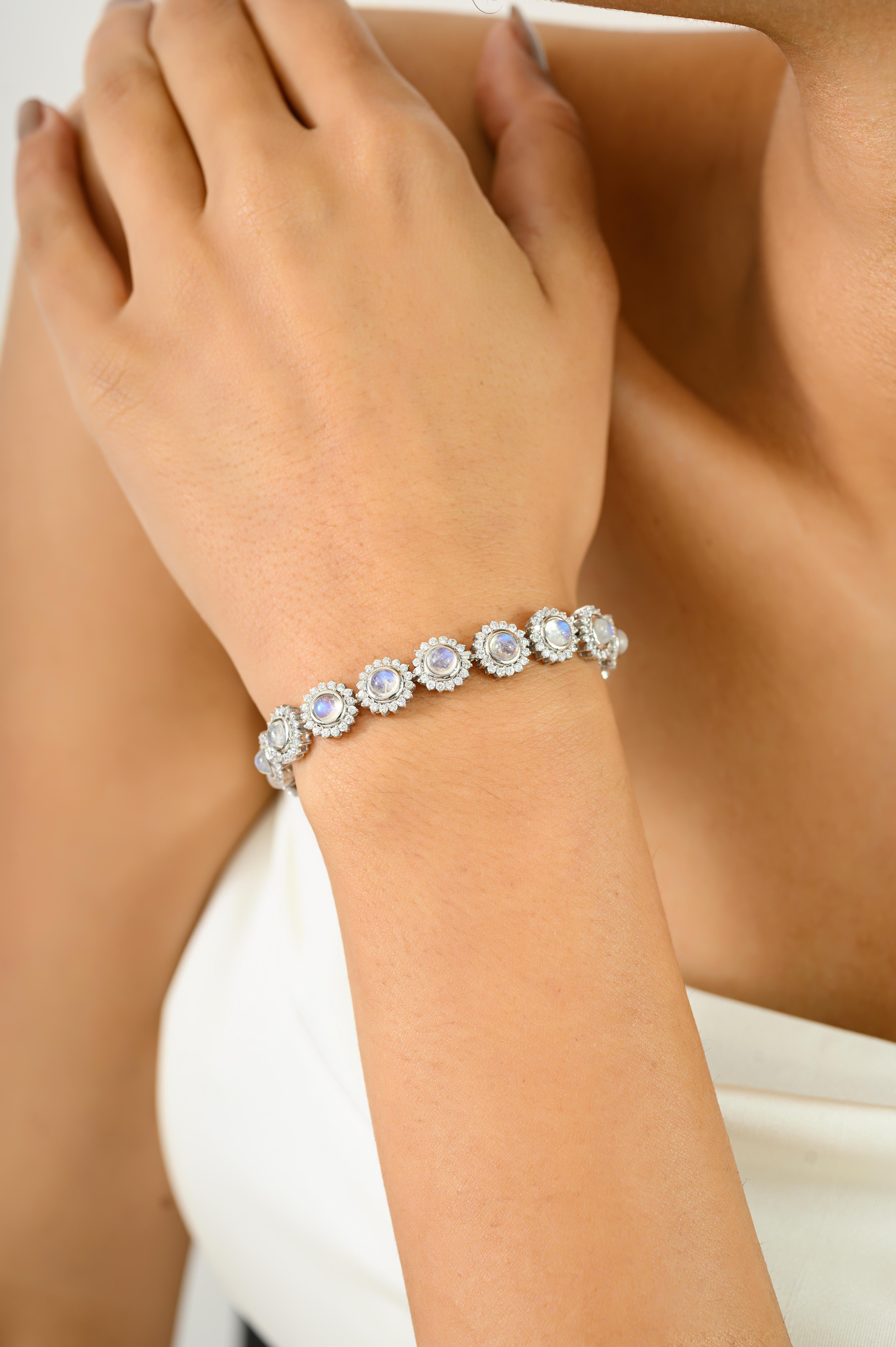 Taglio rotondo Bracciale tennis con pietra lunare arcobaleno in stile Art Deco con alone di pietre CZ in argento in vendita