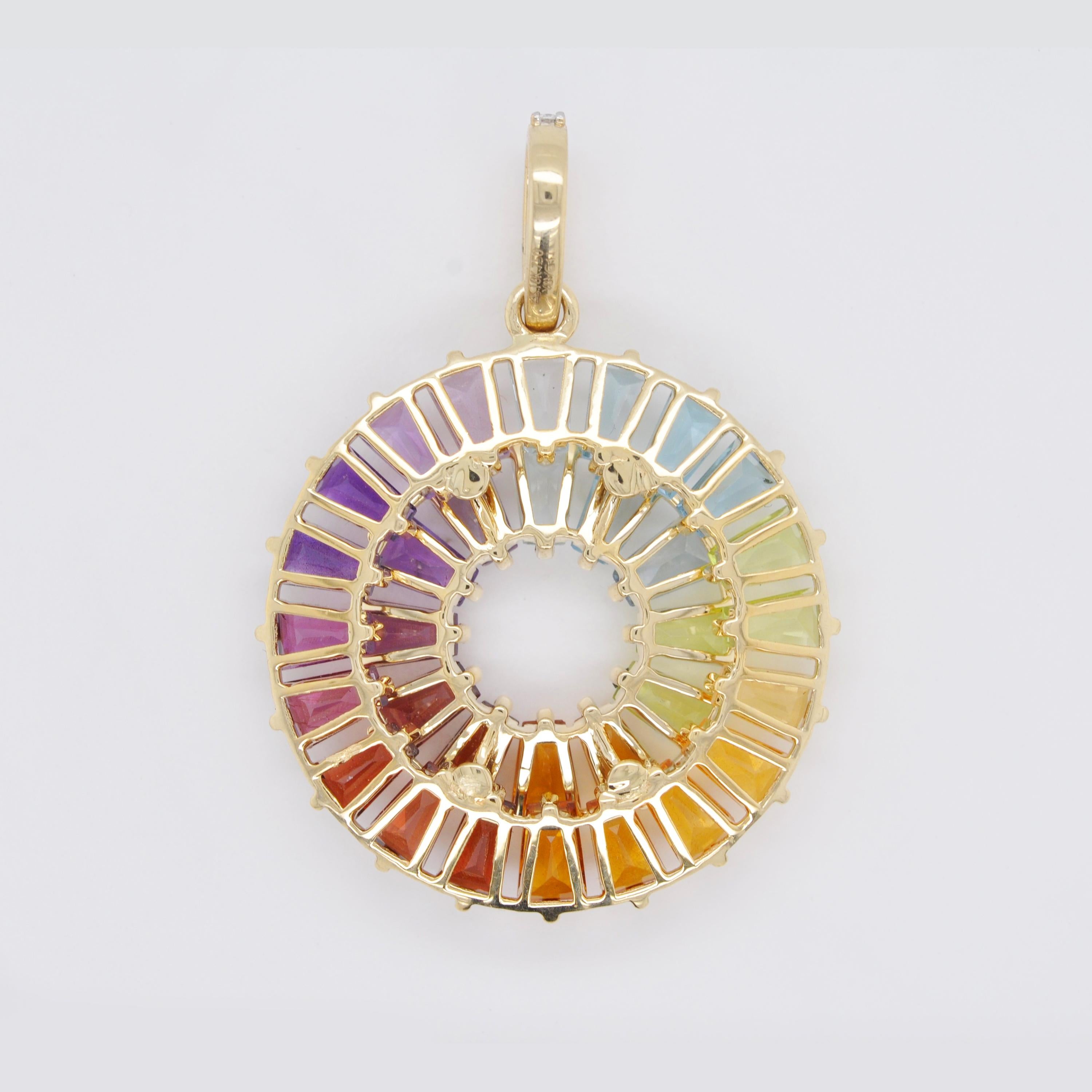 Ciondolo circolare in oro Art Deco Rainbow Multicolore Natural Gemstone in vendita 4