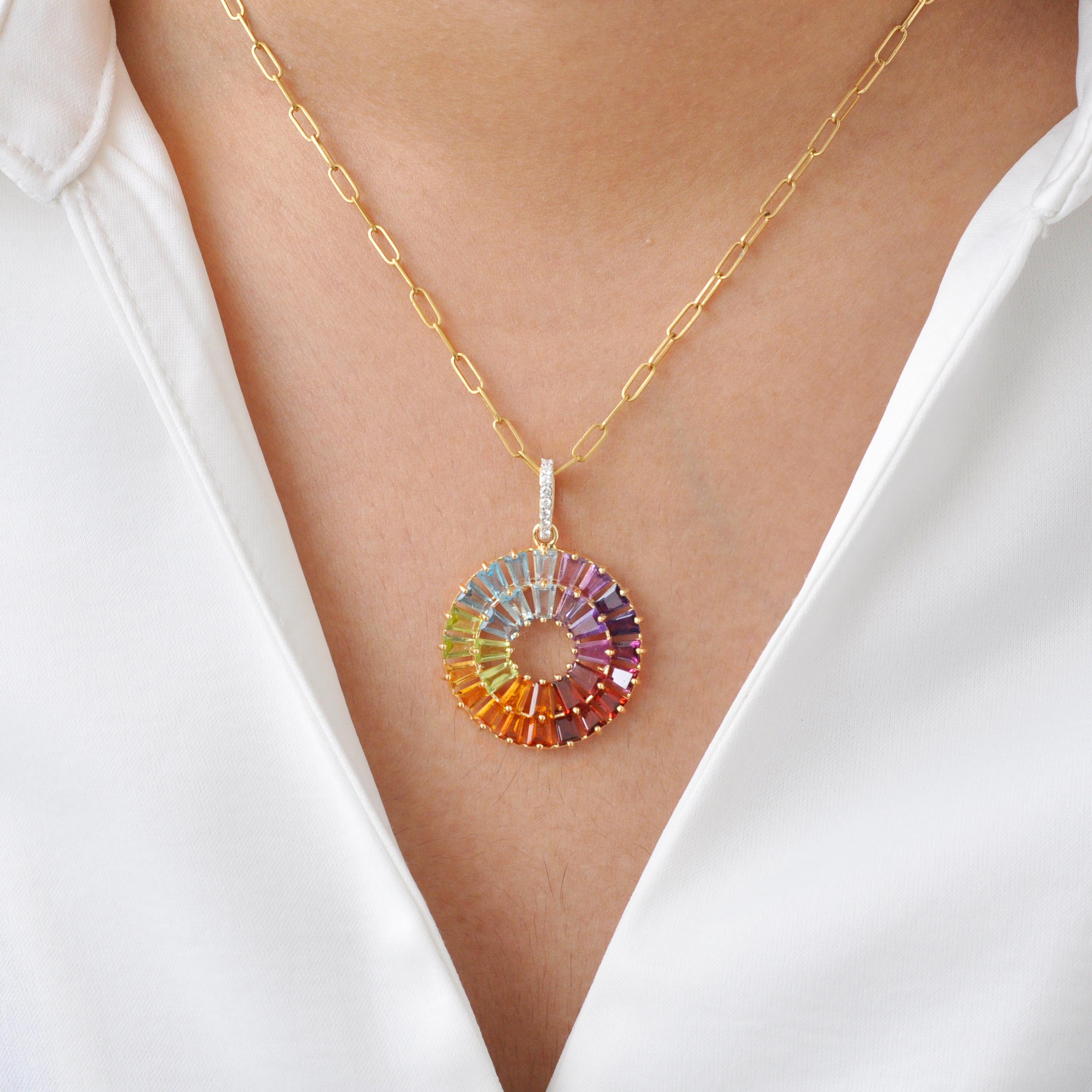 Questo vibrante ciondolo, realizzato in oro giallo 14K, è una celebrazione del colore naturale, dell'arte e della precisione. Disegnato in una dinamica forma a spirale, presenta uno spettro di gemme naturali meticolosamente disposte, ognuna tagliata