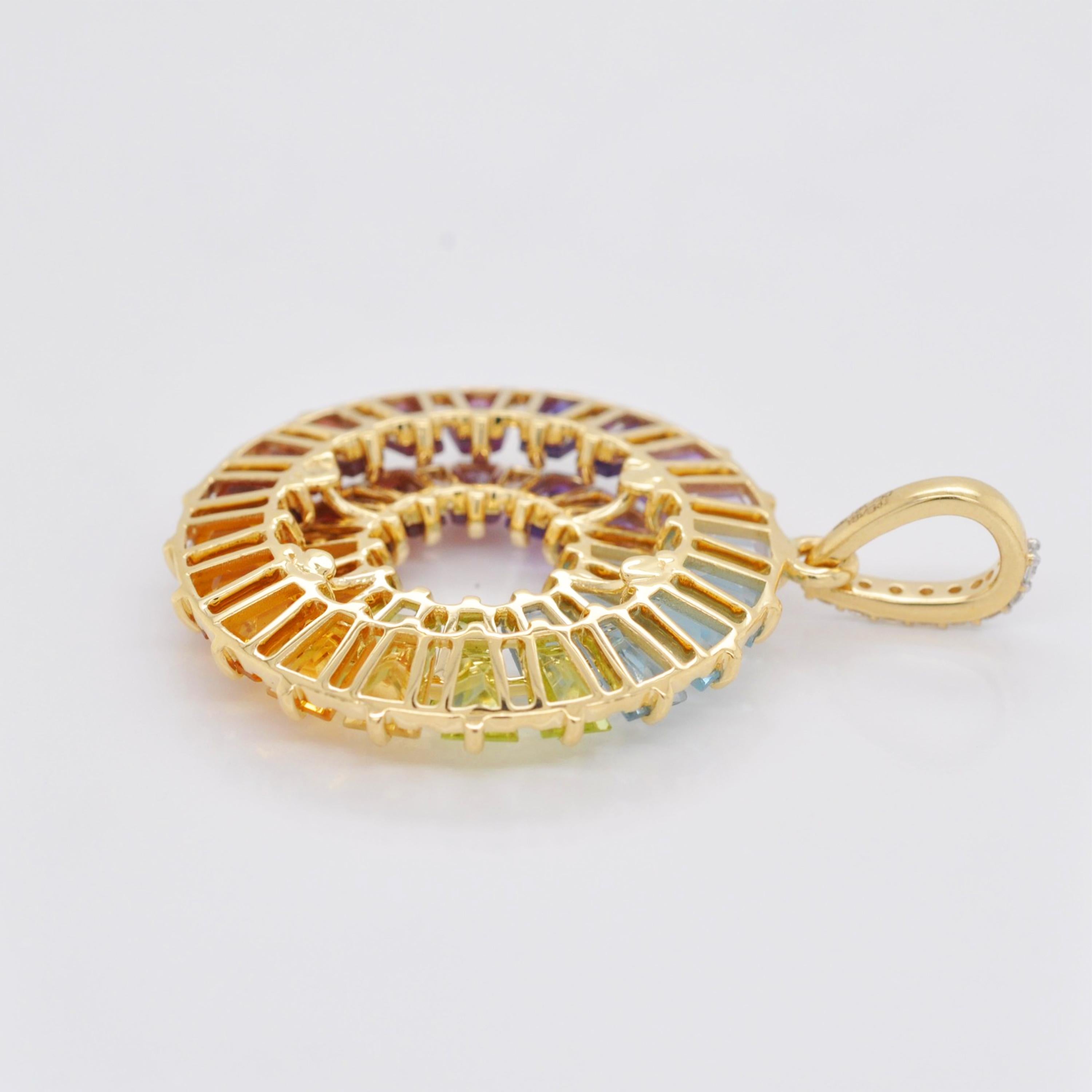 Contemporaneo Ciondolo circolare in oro Art Deco Rainbow Multicolore Natural Gemstone in vendita