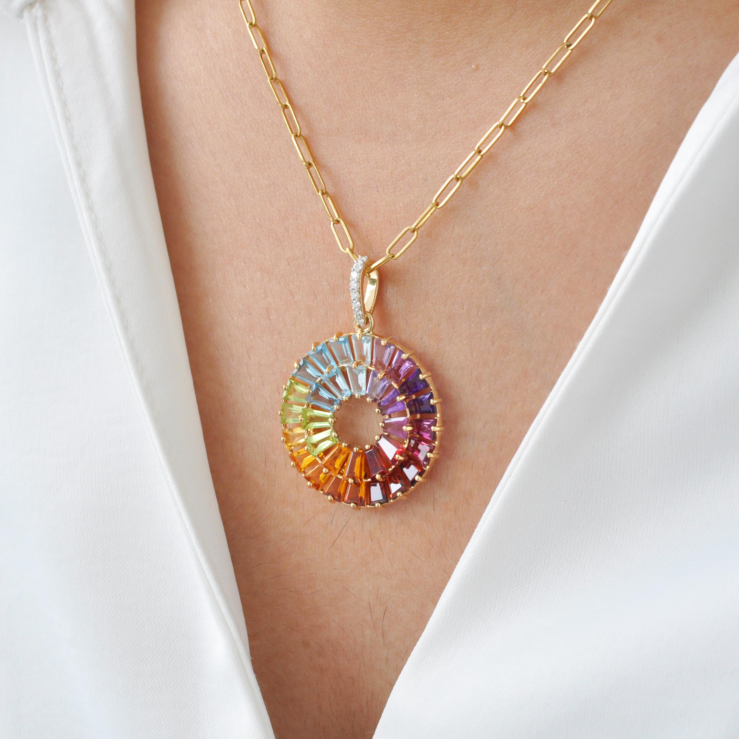 Ciondolo circolare in oro Art Deco Rainbow Multicolore Natural Gemstone In condizioni Nuovo in vendita a Jaipur, Rajasthan