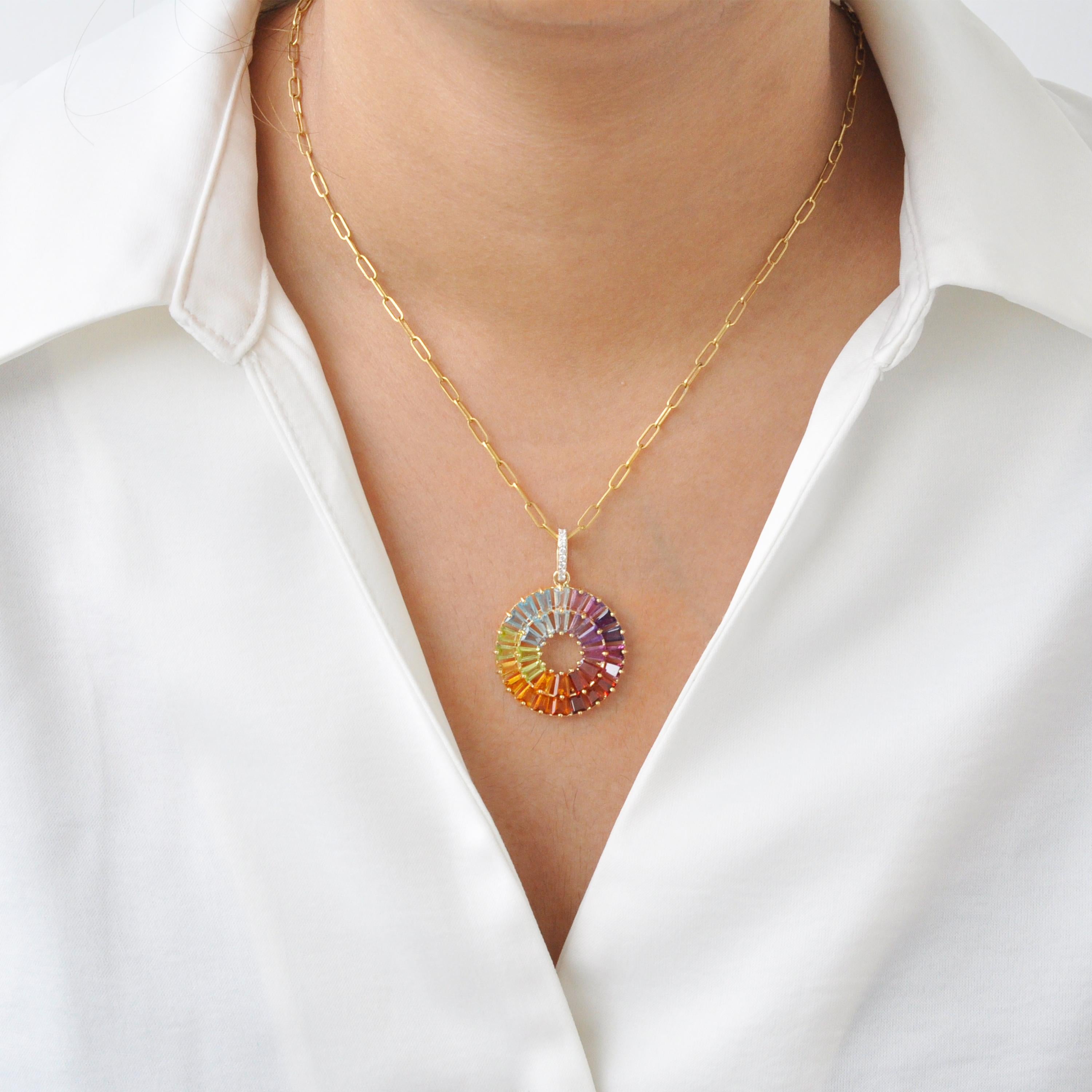 Donna Ciondolo circolare in oro Art Deco Rainbow Multicolore Natural Gemstone in vendita