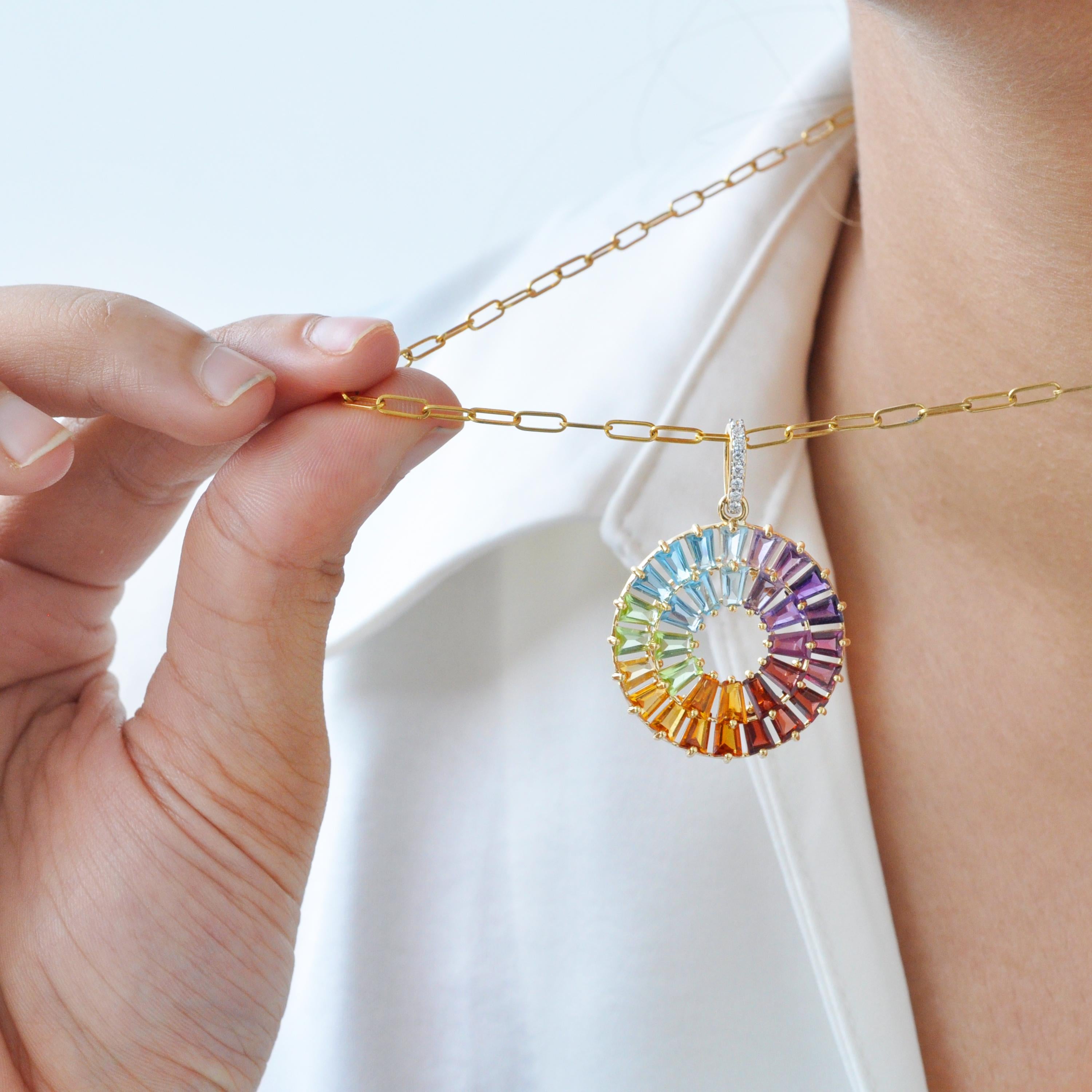 Ciondolo circolare in oro Art Deco Rainbow Multicolore Natural Gemstone in vendita 1