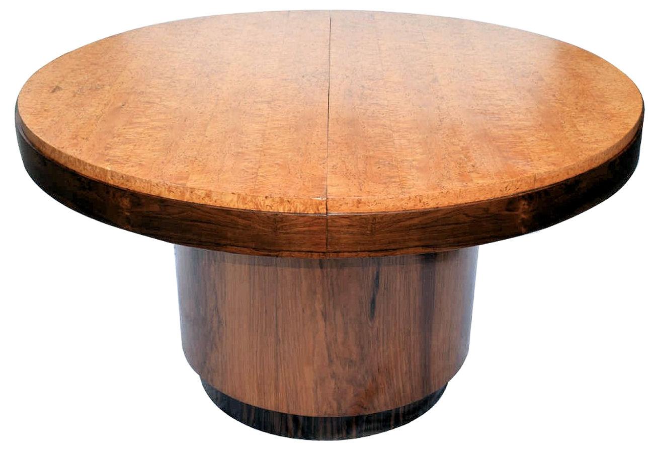 Nous sommes ravis de pouvoir proposer cette table de salle à manger à rallonge Art Deco 10-12 places, fabriquée sur mesure pour la première fois sur le marché. Datant des années 1930, cette table de salle à manger, ainsi que plusieurs autres meubles