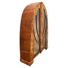 Rara vitrina catedral Art Decó en nogal, inglesa, años 30