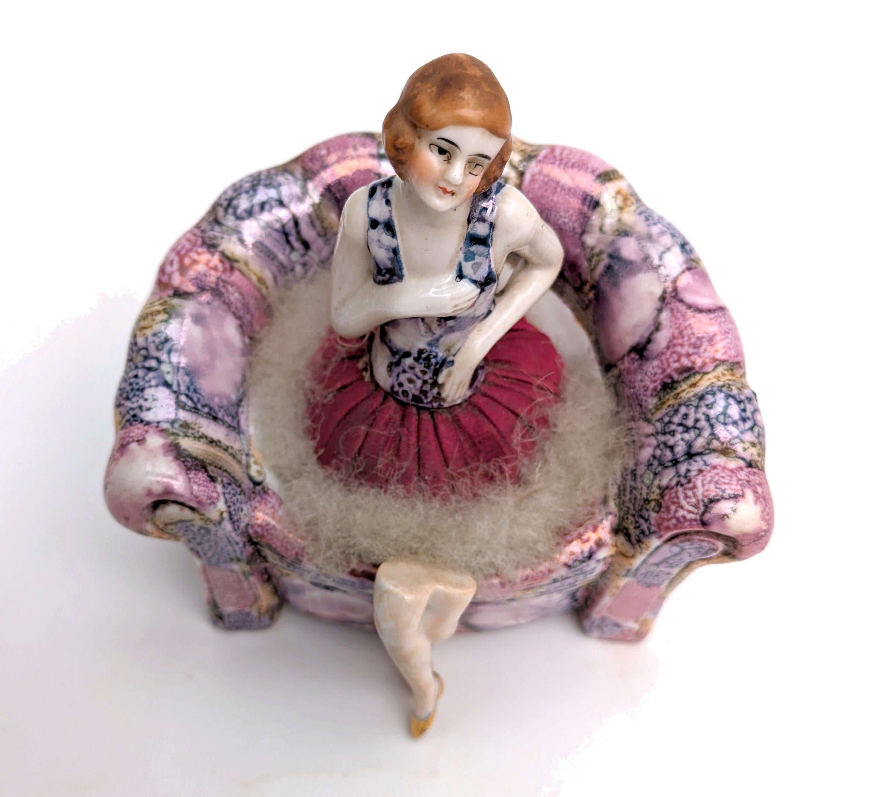 Risalente agli anni '30, questo portacipria Art Deco è molto attraente e raro. Raffigura una ragazza flapper seduta su una sedia con le gambe . L'attenzione per i dettagli è semplicemente meravigliosa, così abilmente dipinta, dalle guance