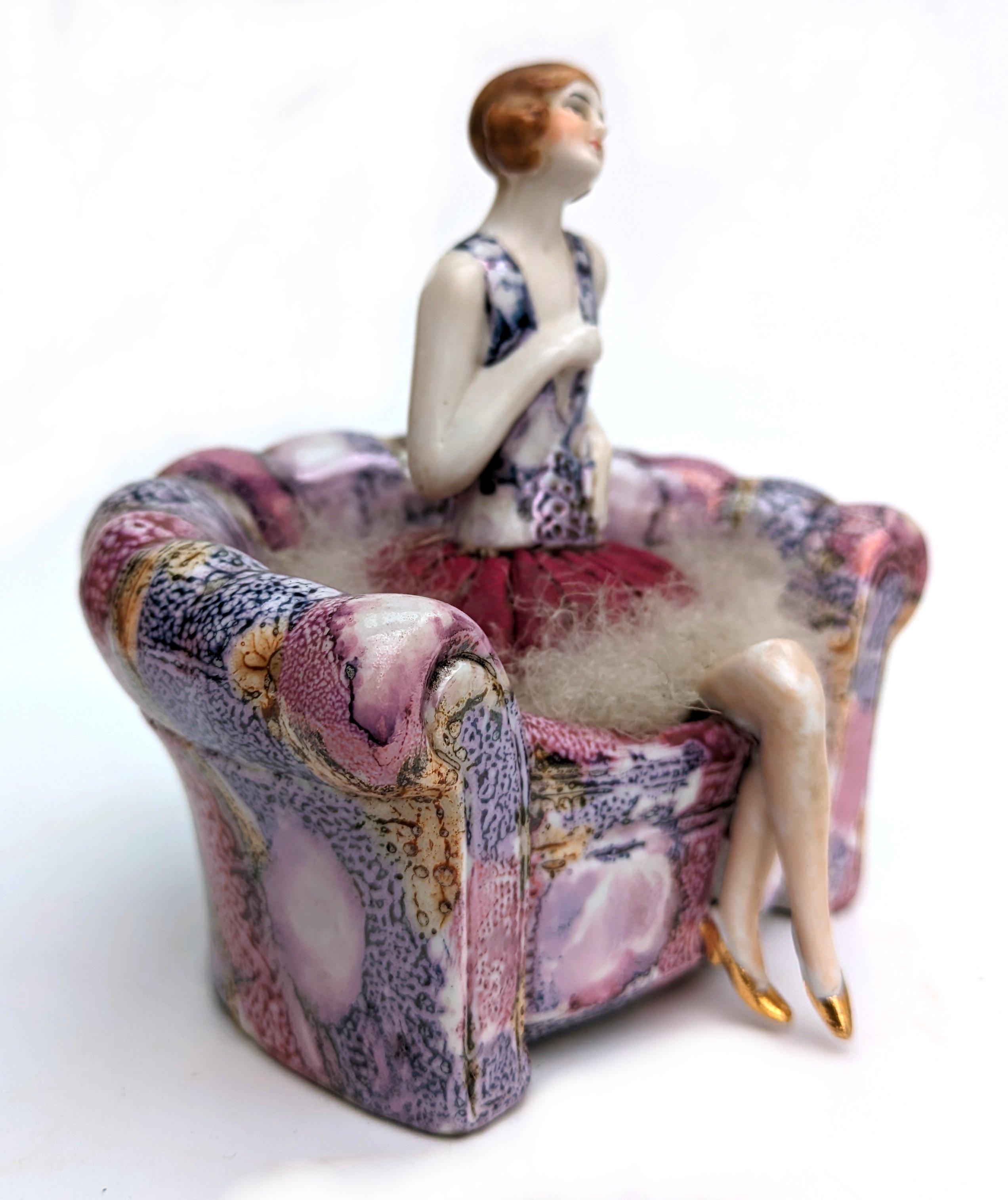 Art Déco Raro portacipria in ceramica Art Deco Flapper, C1930 in vendita