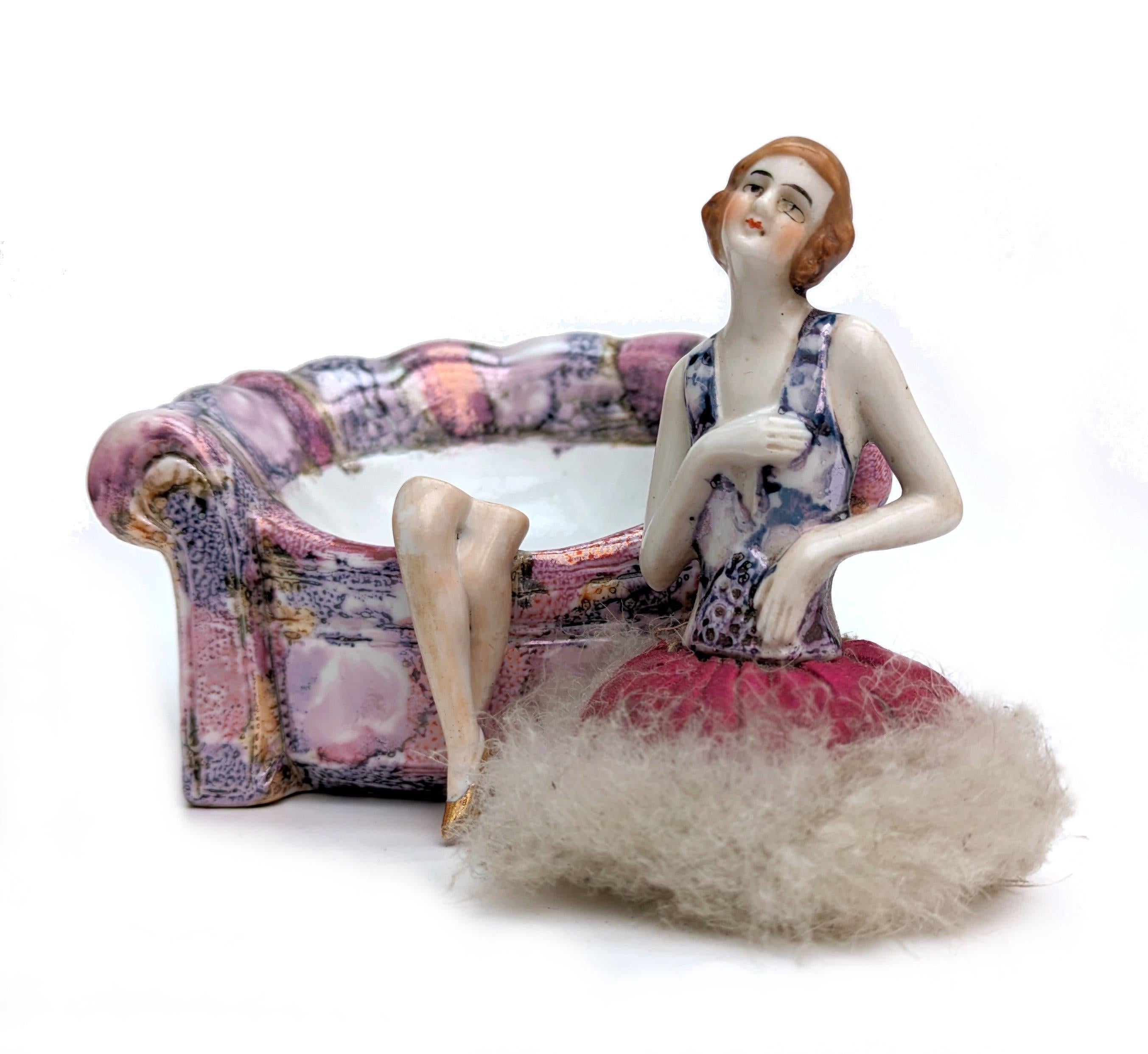 Raro portacipria in ceramica Art Deco Flapper, C1930 In condizioni buone in vendita a Devon, England