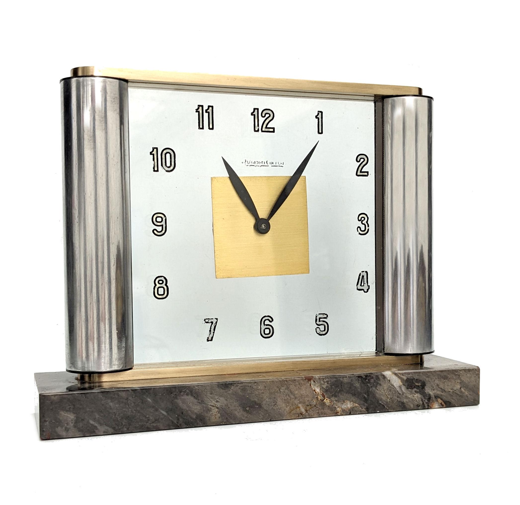 Outre l'aspect et la grande rareté de cette merveilleuse horloge Art Déco, on ne peut pas se détourner de son état de conservation qui, pour ses 90 ans, n'est rien de moins qu'étonnant. D'une taille et d'un poids impressionnants, il s'agit d'une