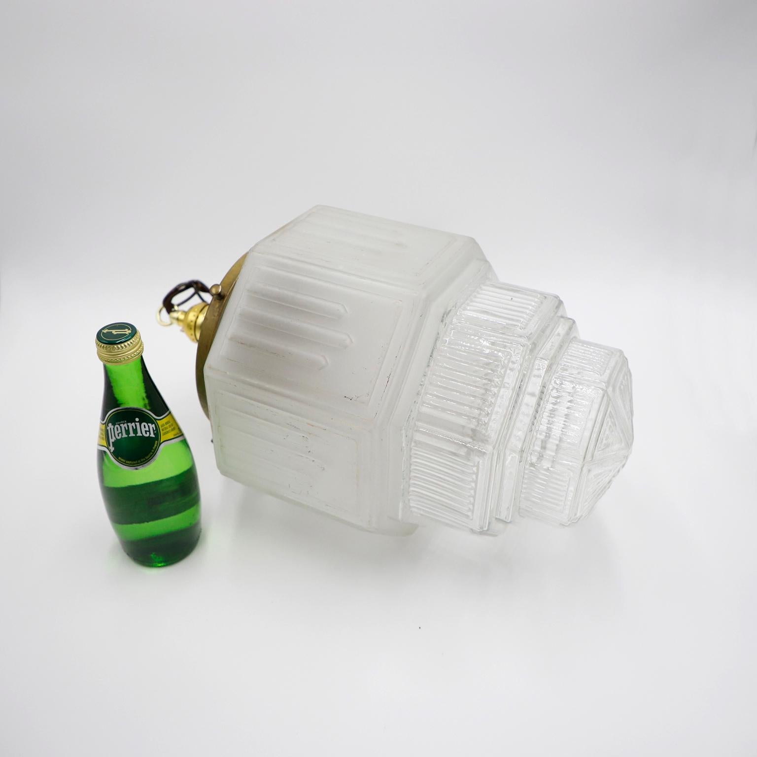 Art Deco Rare Opaline Glass Pendant Light In Good Condition For Sale In Mexico City, CDMX