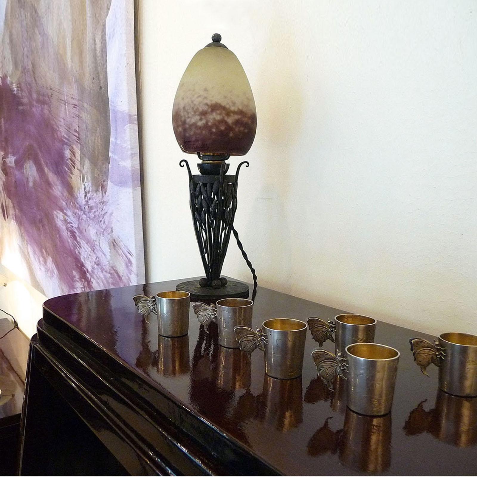 Art Déco rare ROBJ Paris lampe de table avec abat-jour en verre Rethondes, France années 1920
Très rare lampe de table en fer forgé finement travaillé, à motif de feuillage, soutenue par une base ronde et 4 sphères martelées. Abat-jour en verre