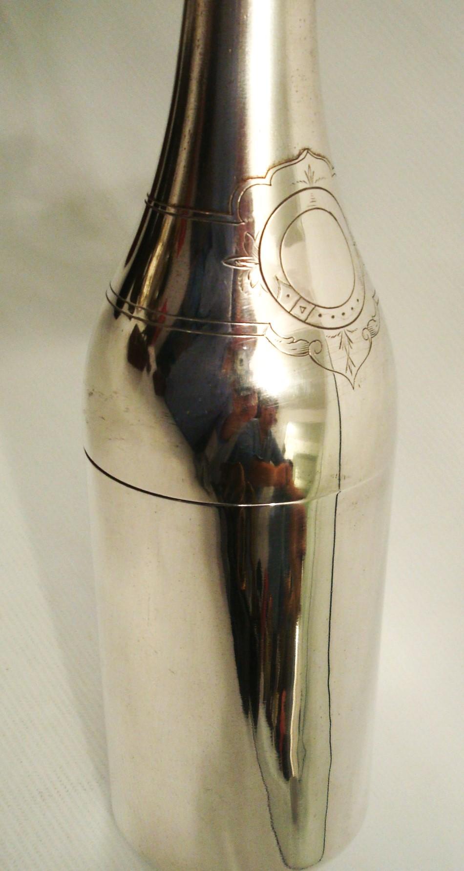 Mid-Century Modern Art Déco Rare Bouteille de Champagne Argentée Shakers. The S.S France en vente