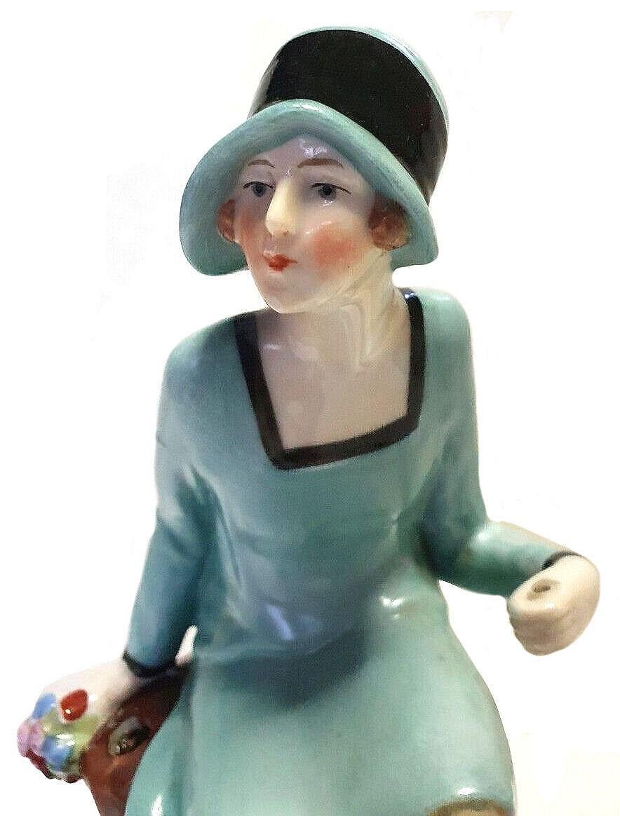 Seltener Flapper Girl-Porzellan-Hutnadelhalter im Art déco-Stil, um 1930 (Deutsch) im Angebot