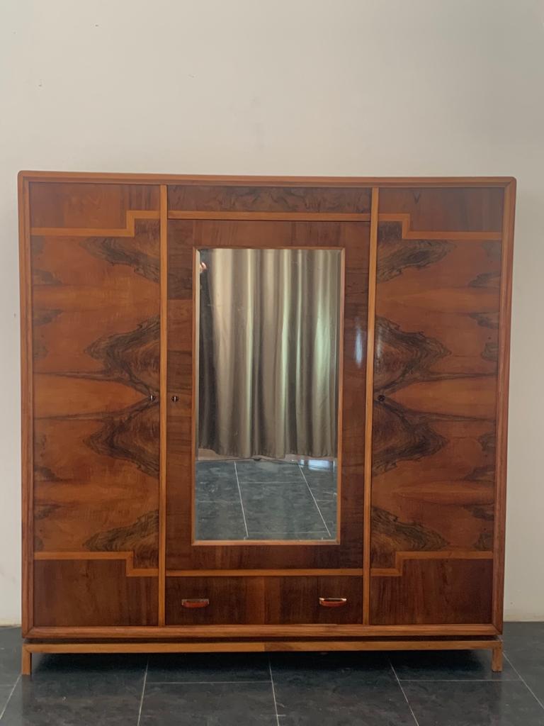 Rationalist Art Deco wardrobe with mirror by Vezzani (Pescia), 1930s. Its lines recall the designs of Marcello Piacentini and Giuseppe Terragni. Walnut, walnut root and maple structure. Gorgeous Rational style handles in chrome metal and pastel