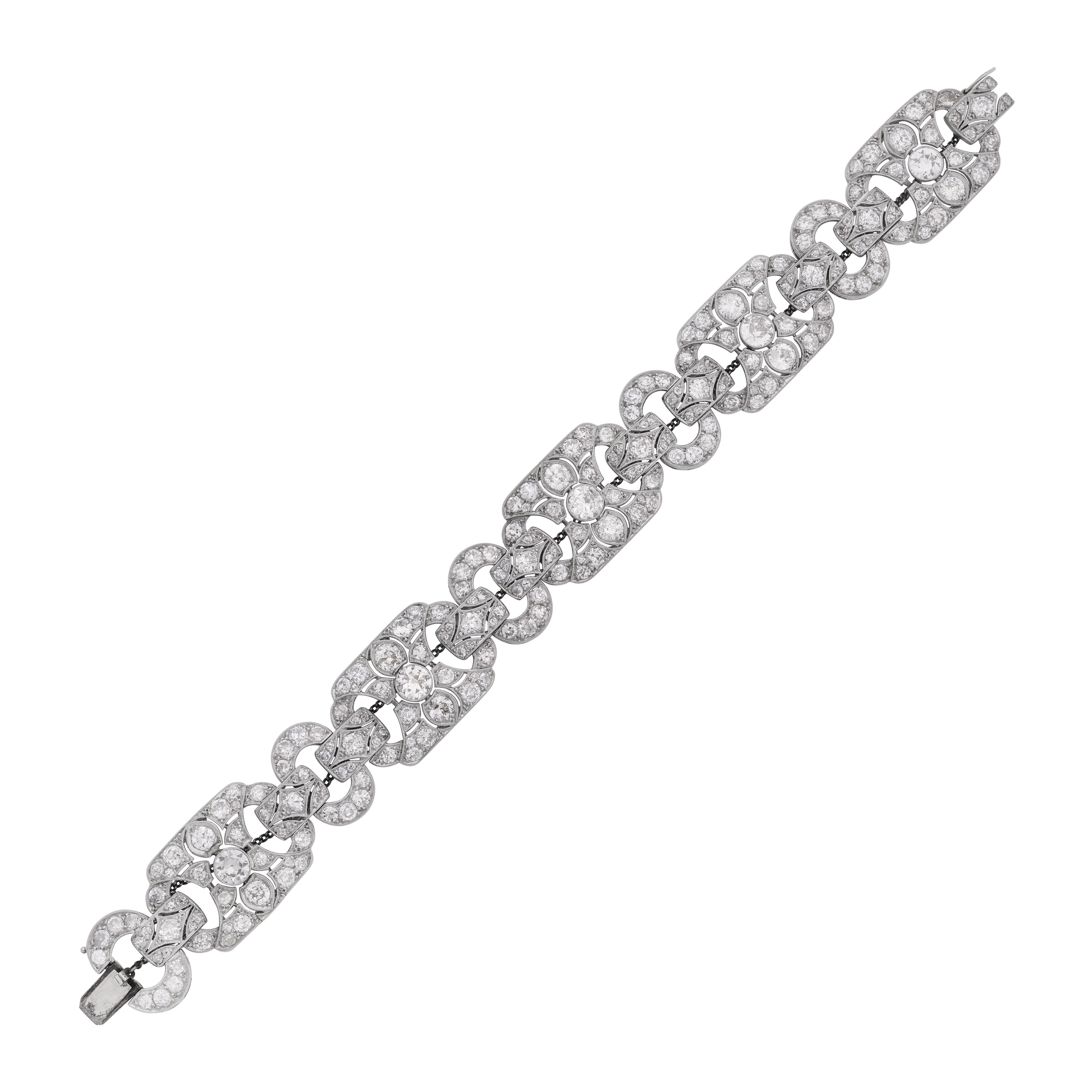 Bracciale in platino con diamanti di Raymond Yard, Art Déco, 1930 circa

Dettagli:
L'elaborato cinturino decorato con diamanti rotondi e a taglio singolo per un peso di circa 14,00 carati, in platino, firmato Yard e numerato 12041.
C'è una catena di