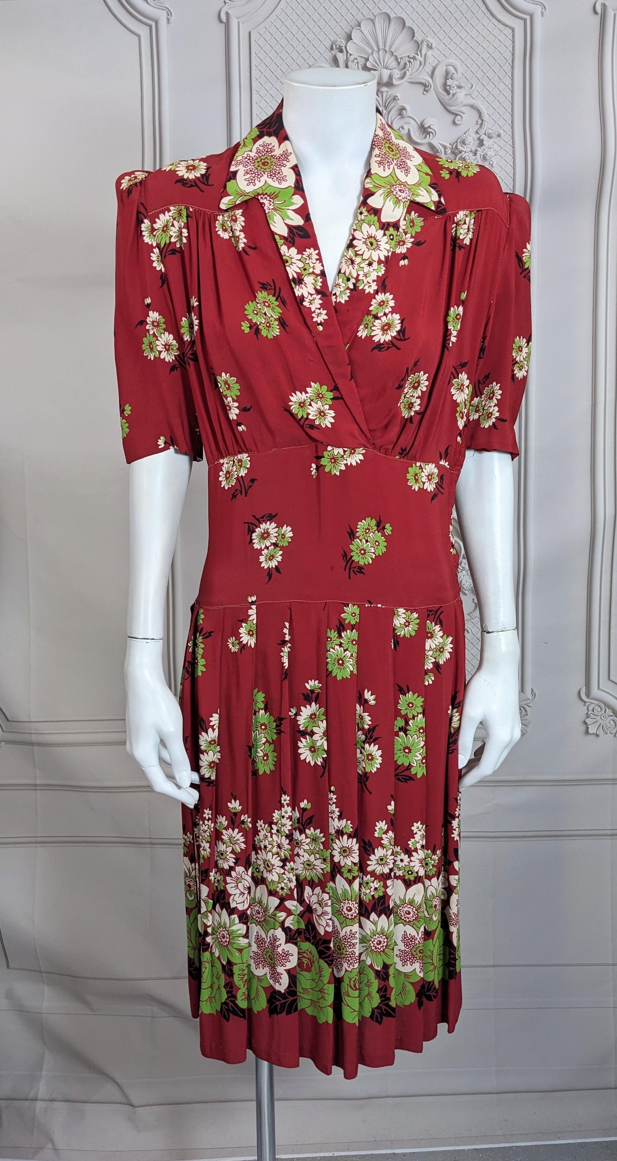 Charmantes Art Deco Rayon Floral Print Day Dress aus den späten 1930er Jahren. Platzierter floraler Bordürendruck in Weiß und Limone auf tiefem himbeerfarbenem Grund, verwendet am Kragen und am Saum mit Schiaparelli-ähnlichem