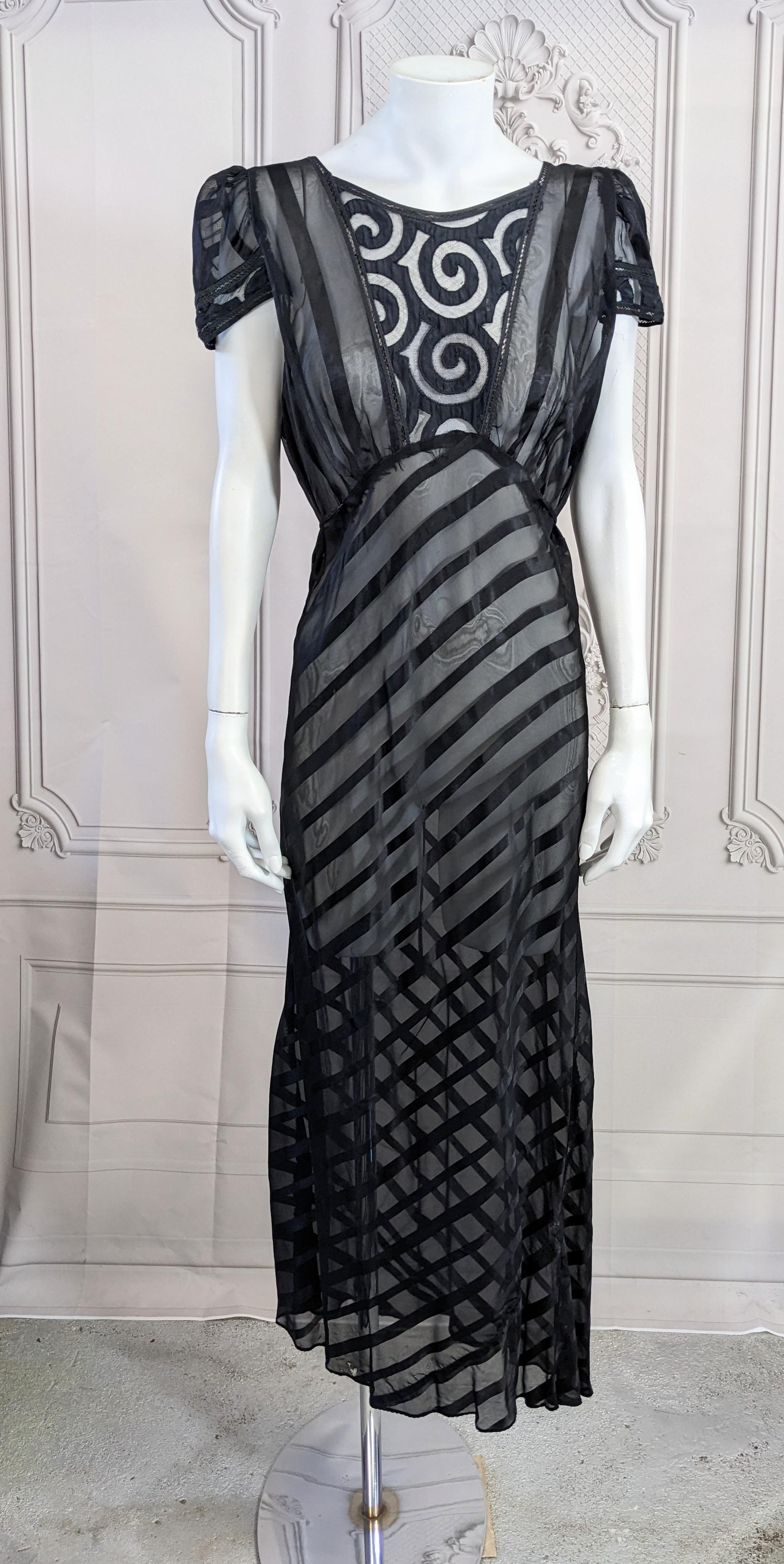 Art Deco Rayon Shadow Stripe Slip Dress aus den 1930er Jahren. Schräg geschnittener Rayon-Chiffon mit Schattenstreifen und bestickten Tüllwirbeln an Mieder und Ärmeln. Schlüpft über den Kopf, keine Verschlüsse mit Rückenbändern. 
Größe S-M. 1930er