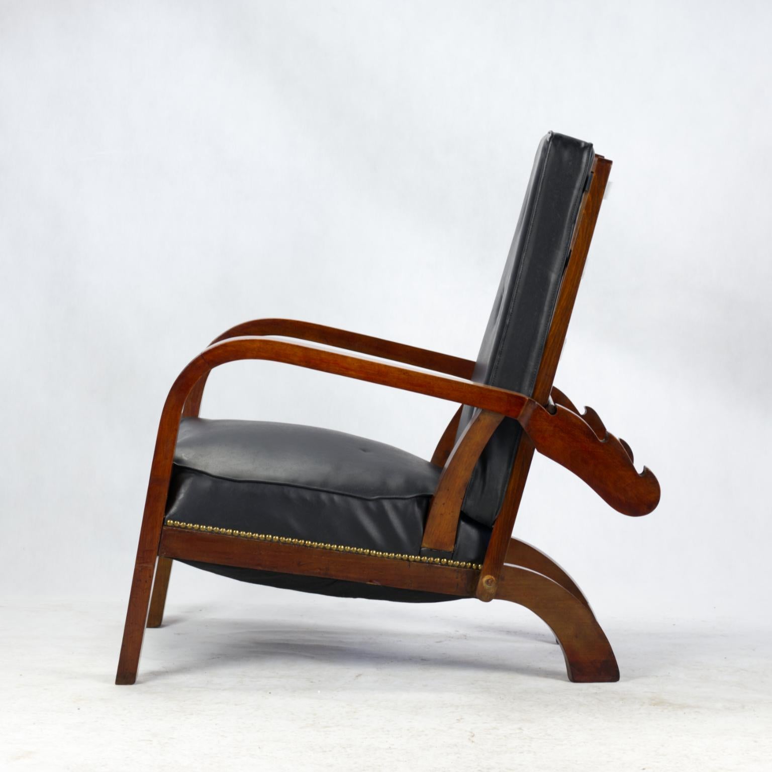 Großer Art-Deco-Liegestuhl, Tschechoslowakei, 1930er Jahre. Die Rückenlehne und der Sitz können in drei verschiedene Positionen gebracht werden, die Polsterung ist nicht original, sondern wurde in der Vergangenheit mit Kunstleder bezogen.