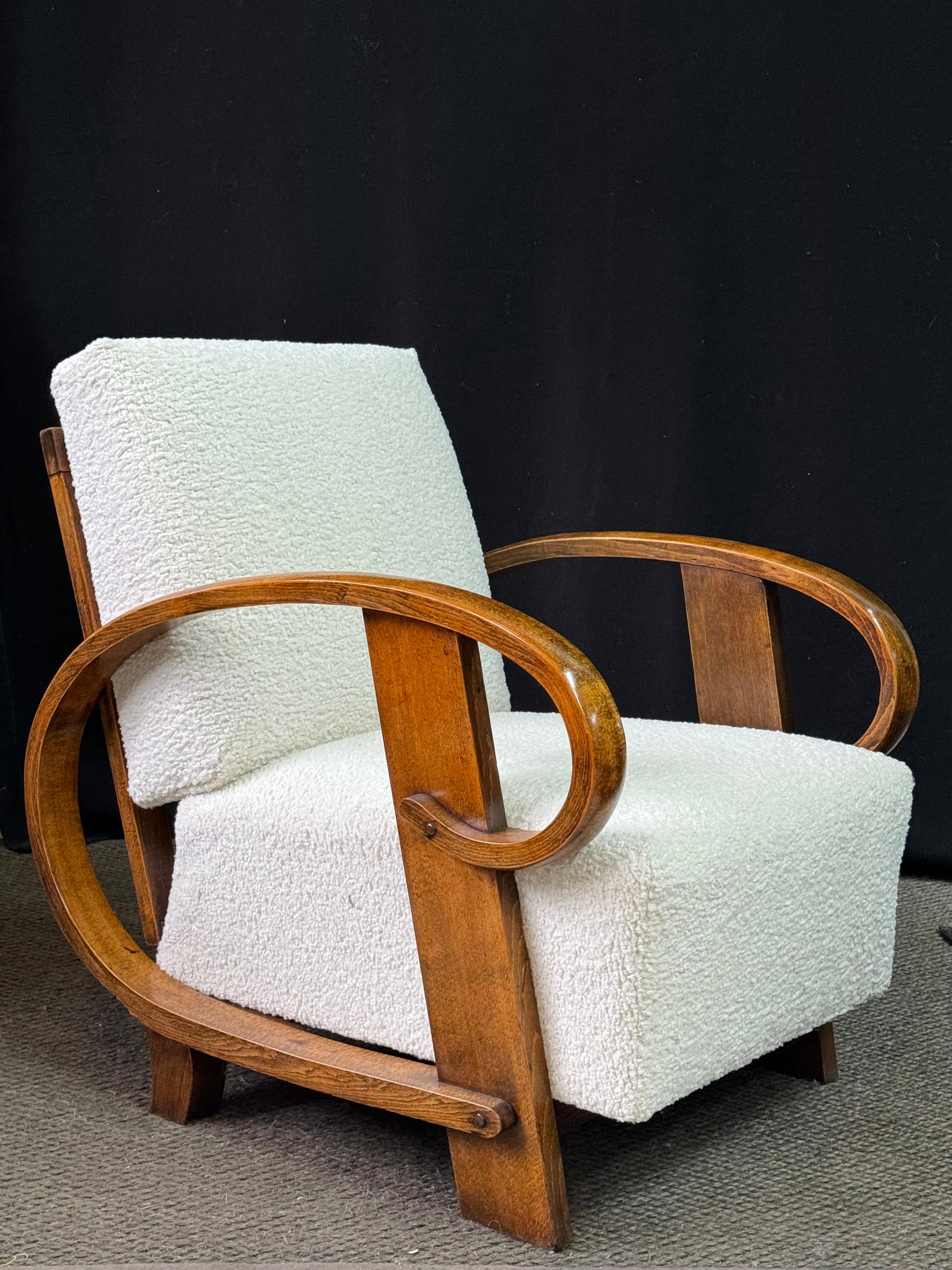 Sillón Art Decó de principios del siglo XX de Thonet, Viena, circa años 20. El característico marco icónico está hecho de madera de haya y nogal con un diseño escultural de madera curvada. La silla tiene dos cojines de felpa, típicos de los diseños