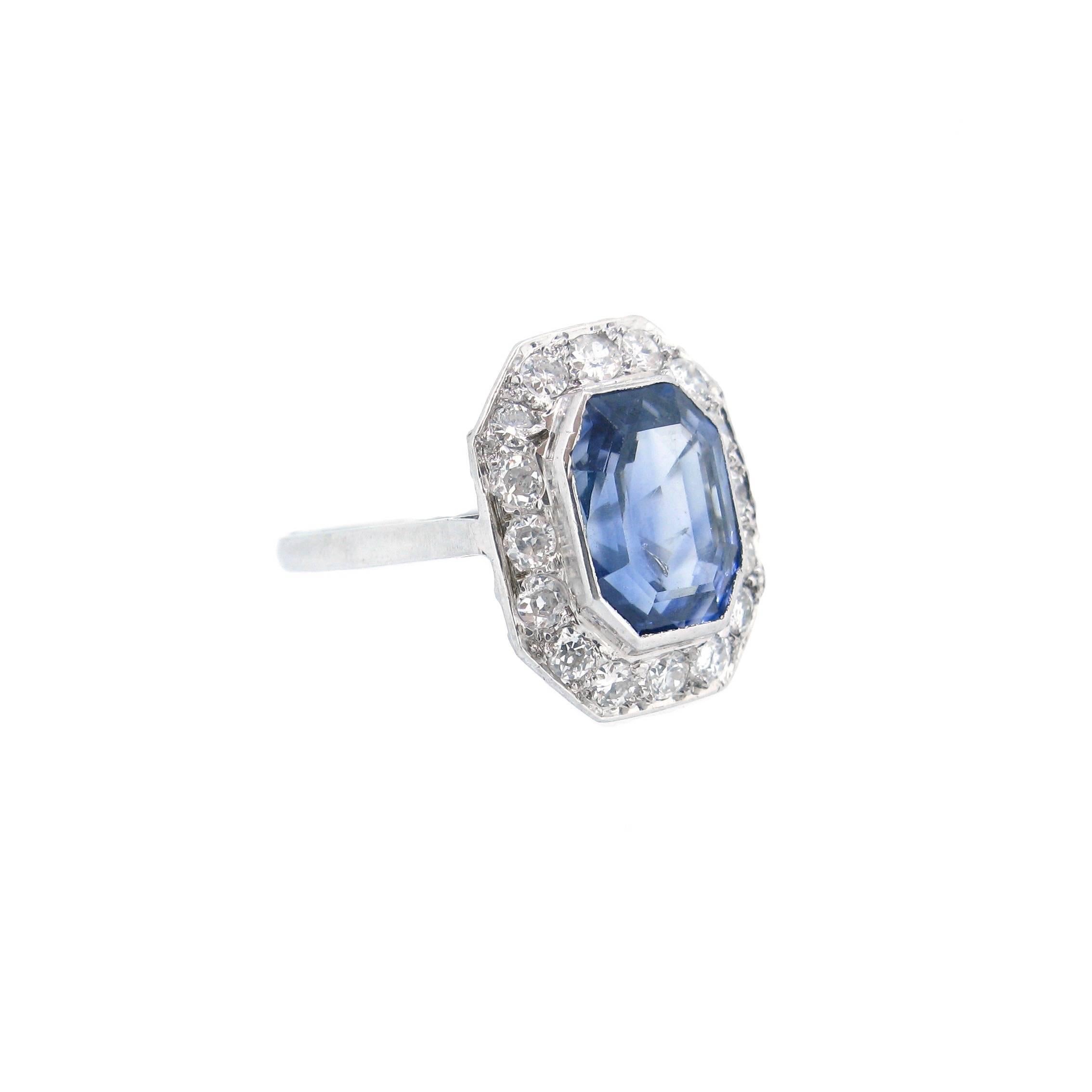 Art Deco Rectangular Ceylon Sapphire Diamond Round Cluster Platinum Ring In Excellent Condition In London, GB
