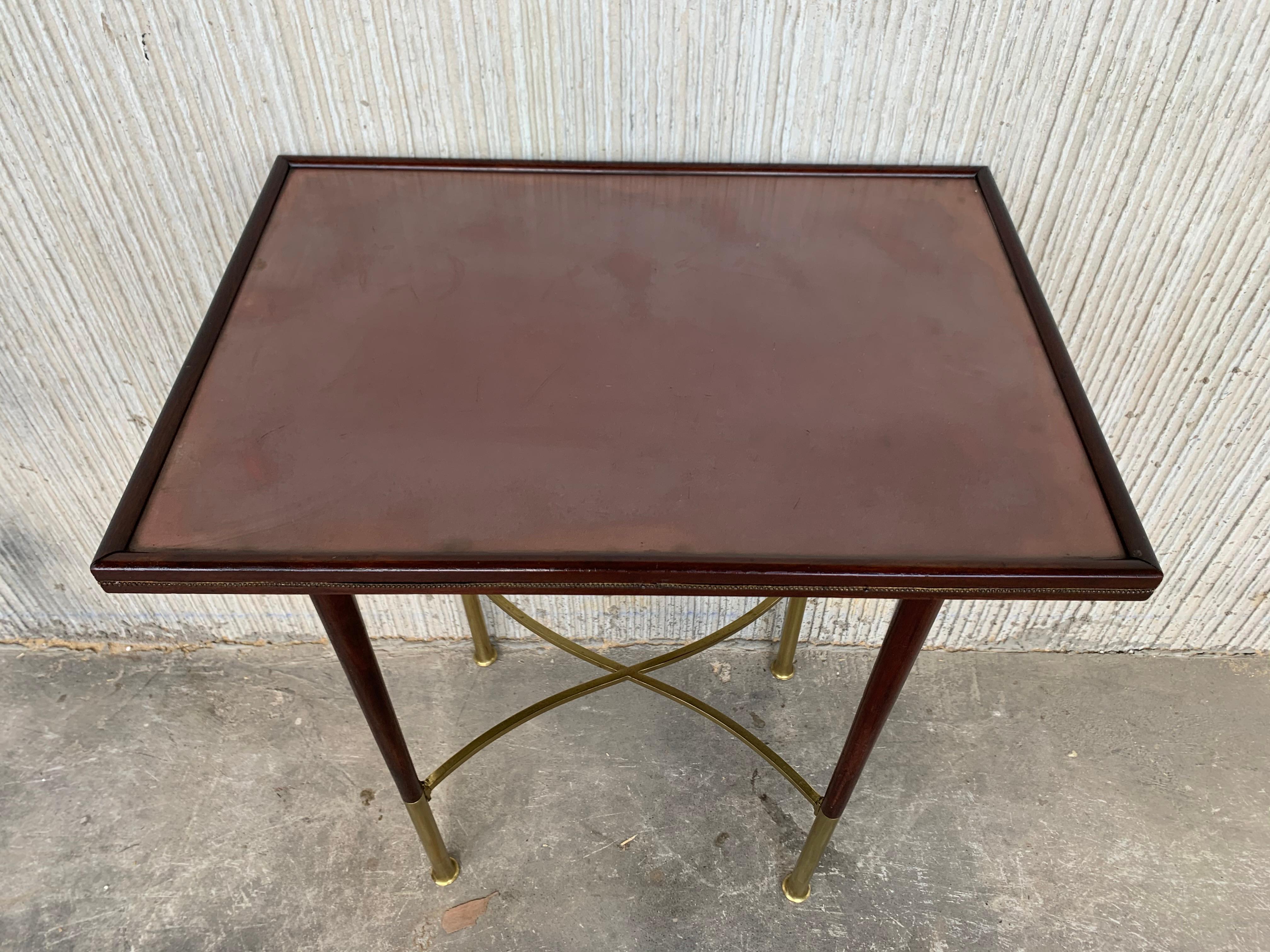20ième siècle Tables d'appoint rectangulaires Art Déco en acajou avec pieds en laiton en vente