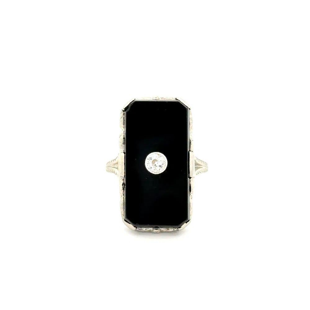 Art Deco Rectangular Onyx and OEC Diamond Platinum Filigree Ring In Excellent Condition For Sale In Montreal, QC