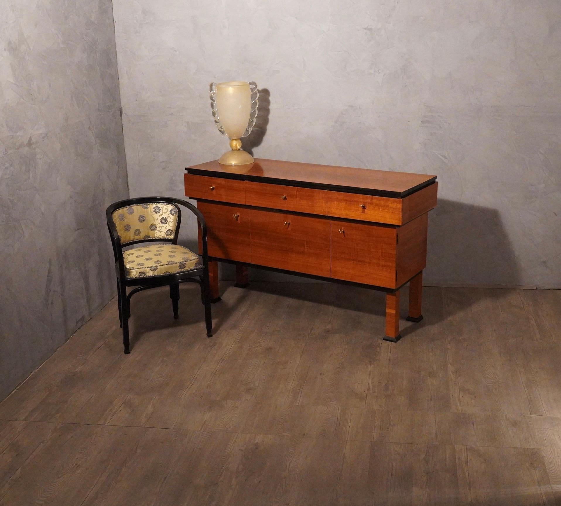 Important and stylish sideboard with a very warm walnut color and a beautiful patina. In the Italian style of that period.

Sideboard all veneered in walnut wood. Very nice top with three drawers that protrude slightly, its highly linear body. Below