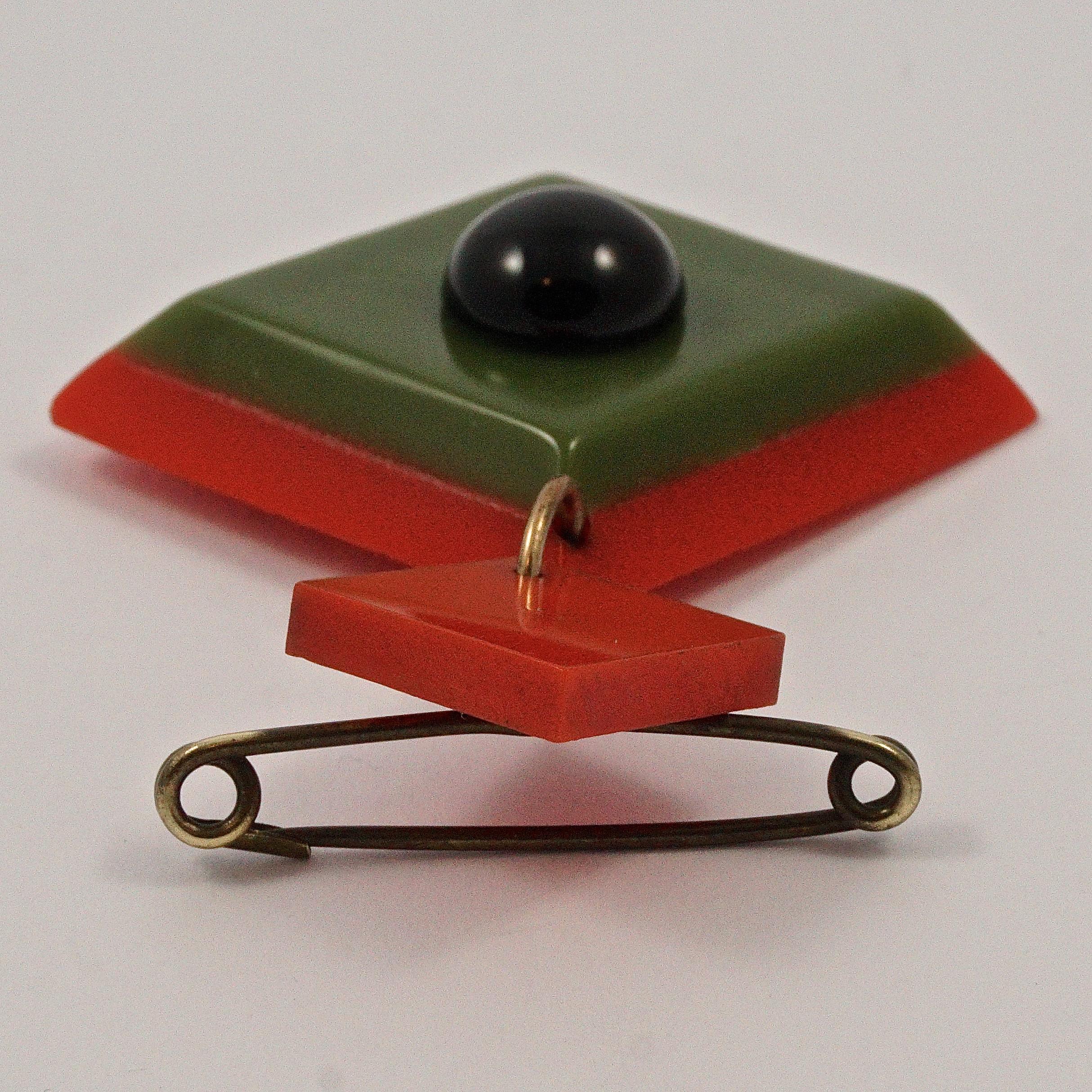 Geometrische Brosche aus rotem und grünem Kunststoff und schwarzem Glas im Art déco-Stil im Zustand „Gut“ im Angebot in London, GB