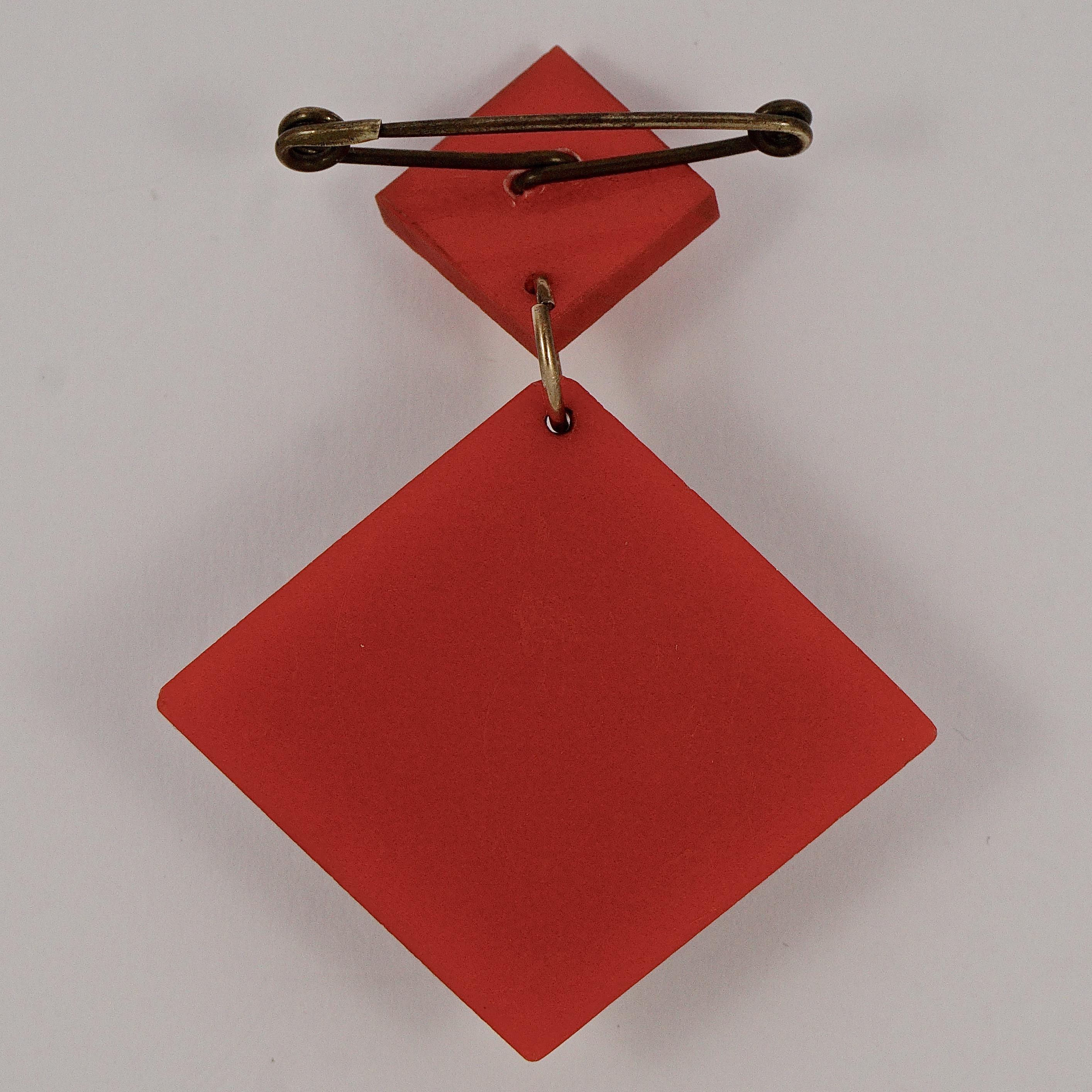 Geometrische Brosche aus rotem und grünem Kunststoff und schwarzem Glas im Art déco-Stil im Angebot 3