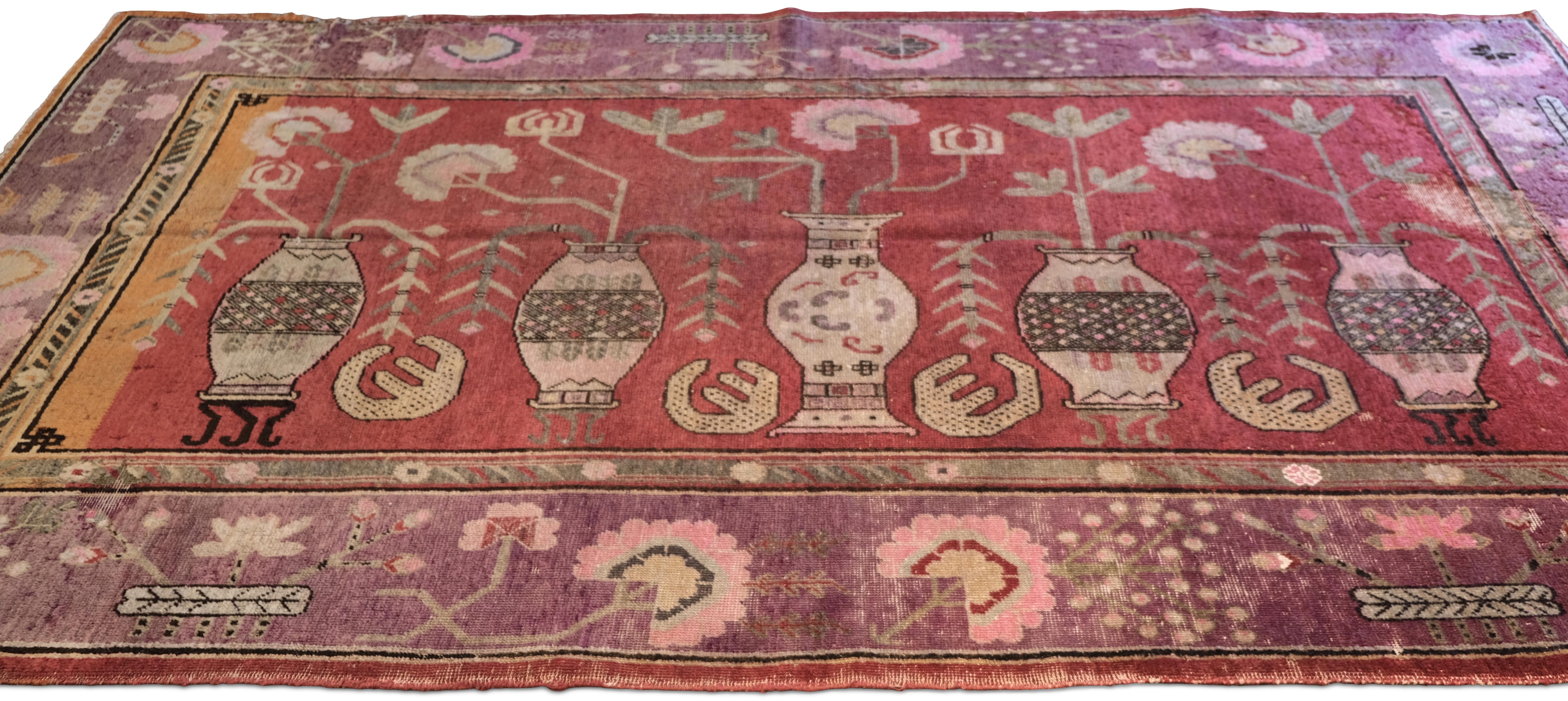 Art Déco Tappeto in lana Art Deco rosso e rosa con motivi floreali e vasi 4'11''x8'11'' in vendita