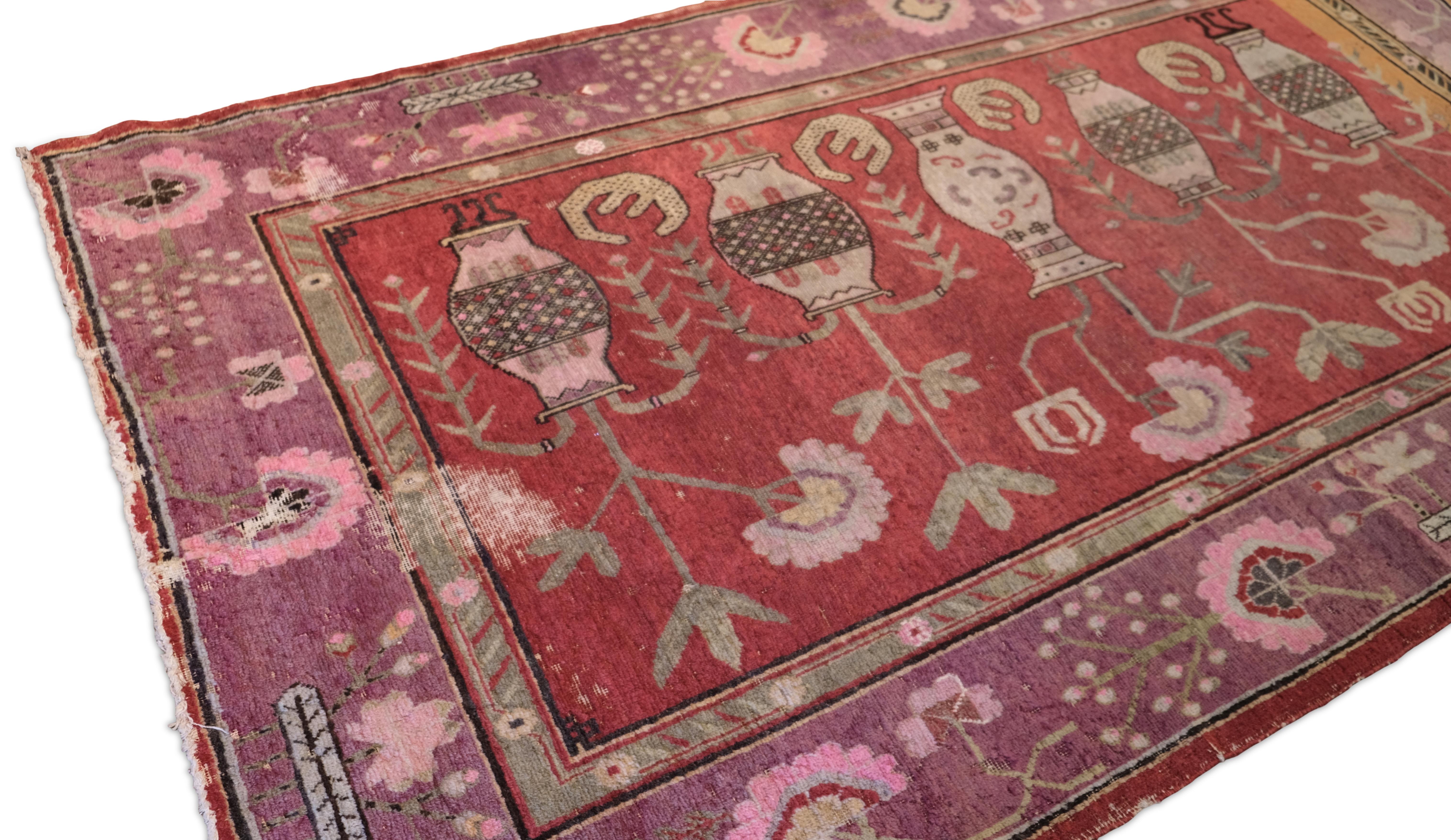 Cinese Tappeto in lana Art Deco rosso e rosa con motivi floreali e vasi 4'11''x8'11'' in vendita