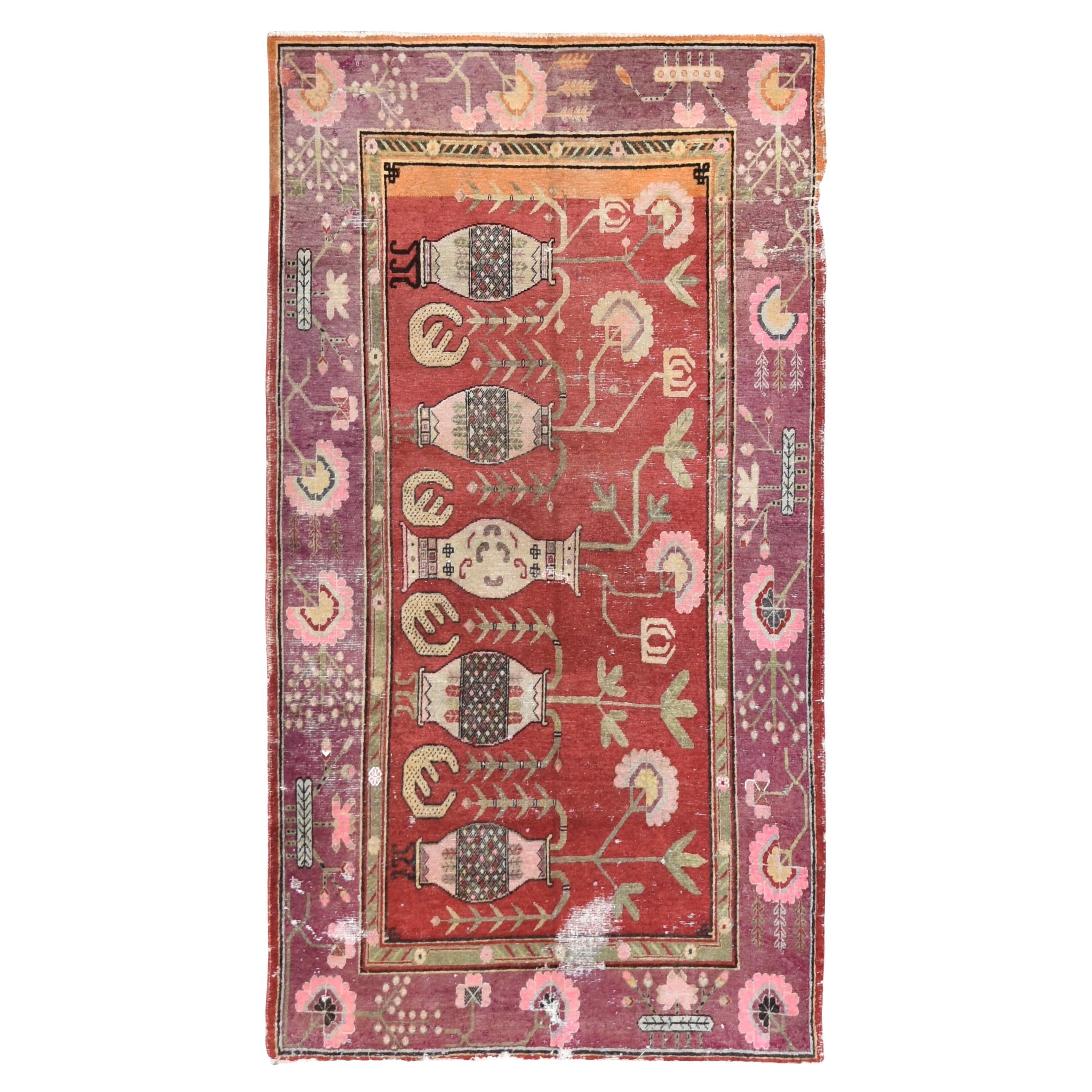 Tappeto in lana Art Deco rosso e rosa con motivi floreali e vasi 4'11''x8'11'' in vendita