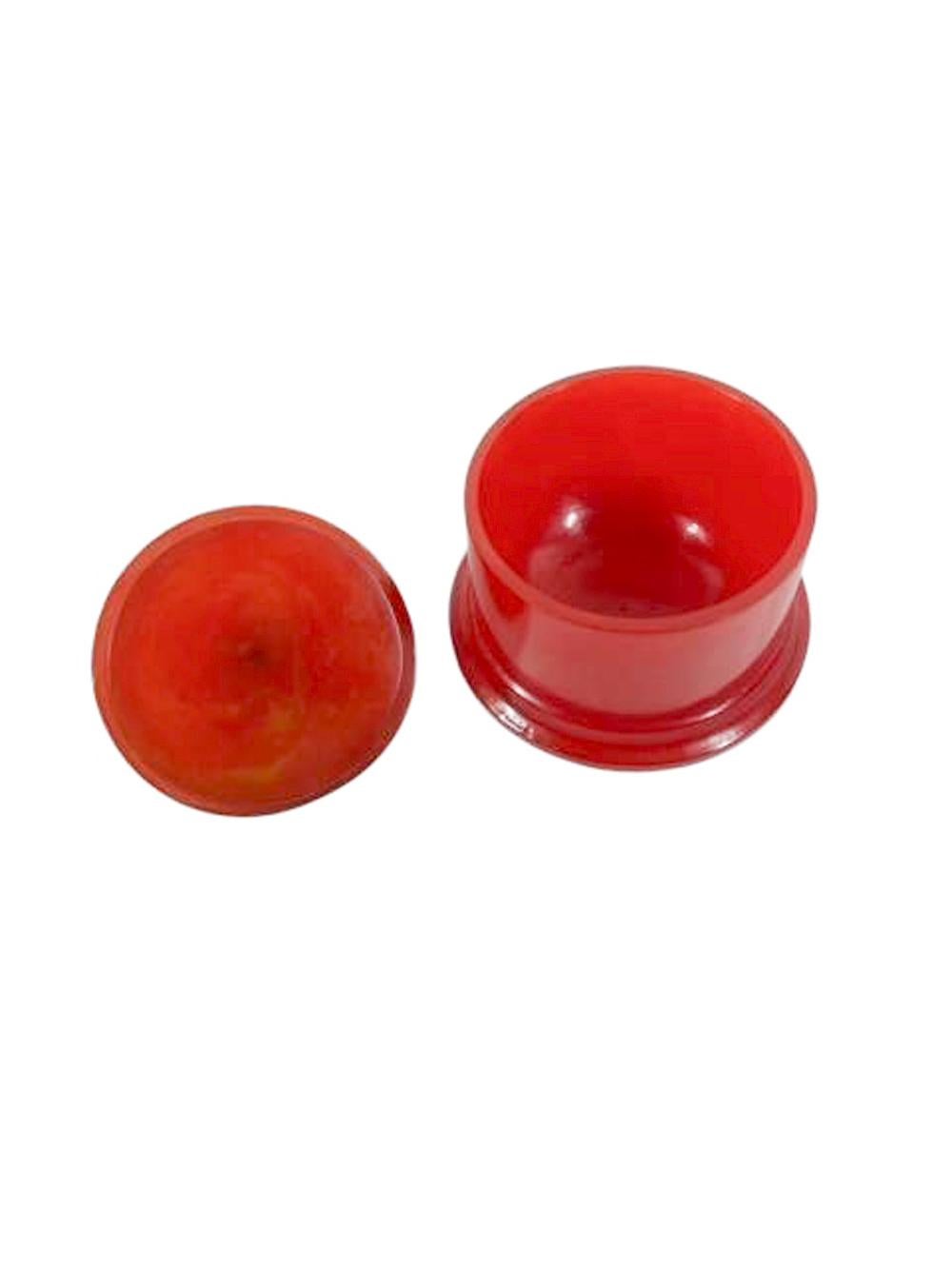 Caja Art Déco de baquelita roja de forma cilíndrica, pata de bola de baquelita negra y pomo Francés en venta