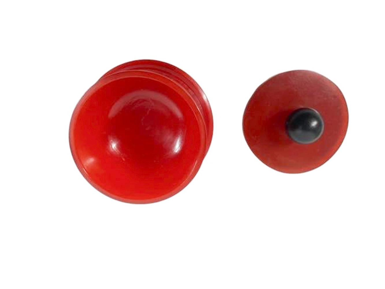 Caja Art Déco de baquelita roja de forma cilíndrica, pata de bola de baquelita negra y pomo siglo XX en venta