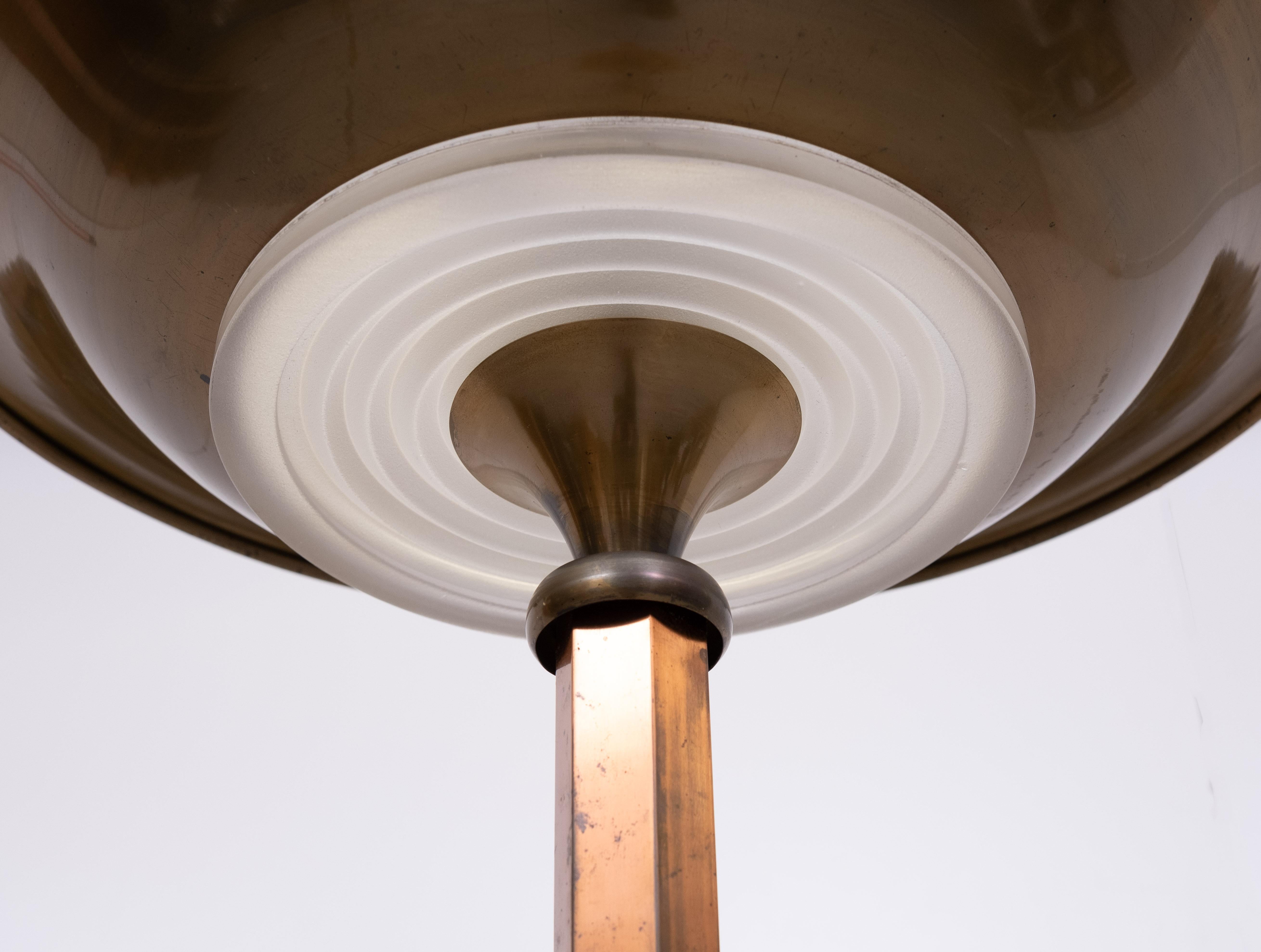 Bellissima lampada da terra in stile Art Déco.  Base in rame rosso.
viene fornito con un paralume interno in vetro smerigliato spesso. Accendi il montante.
Sono necessarie due lampadine E27 di grandi dimensioni . nuovi raccordi . 
Chiedete pure