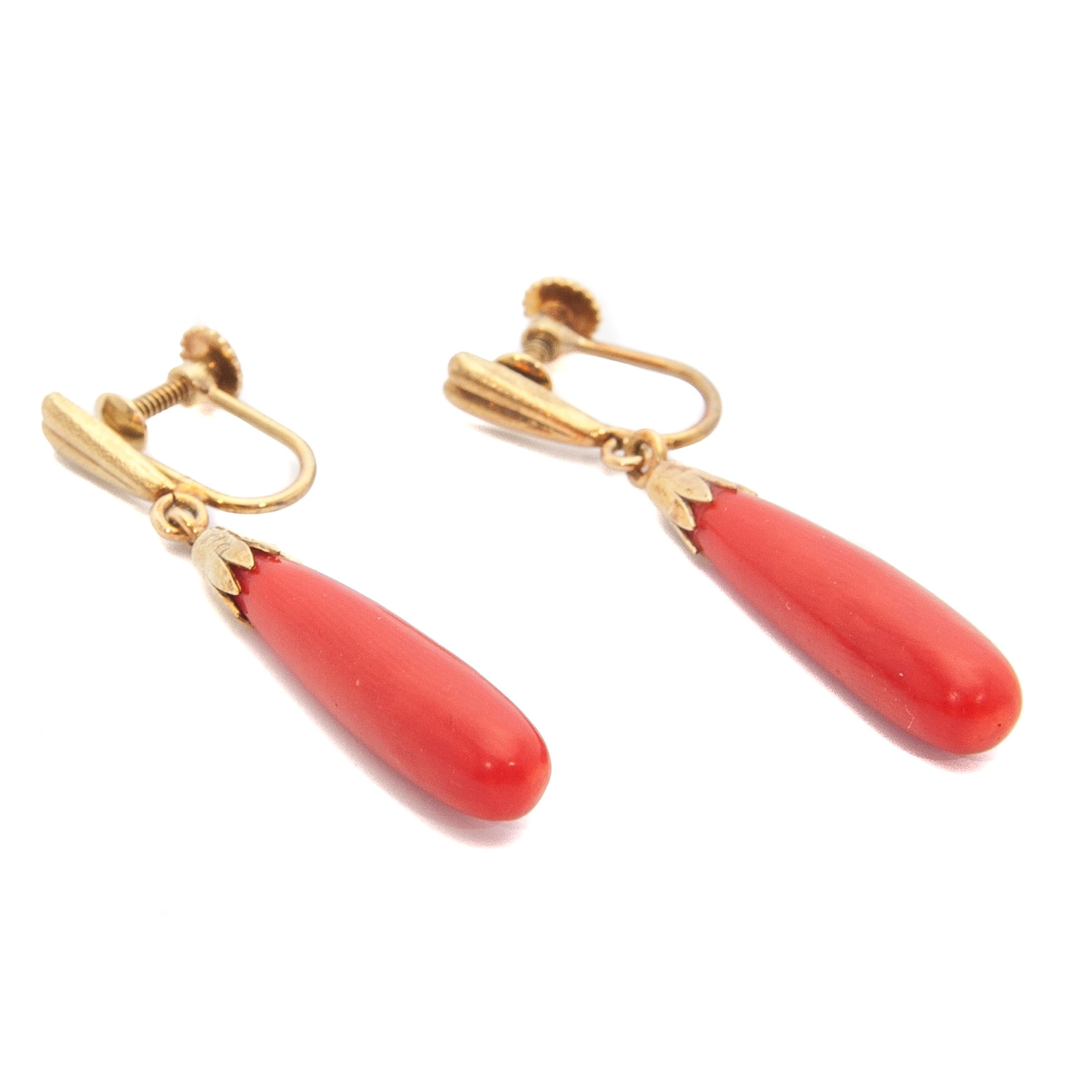 Vintage Natural Red Coral 14 Karat Gold Dangle Earrings In Good Condition For Sale In Rotterdam, NL